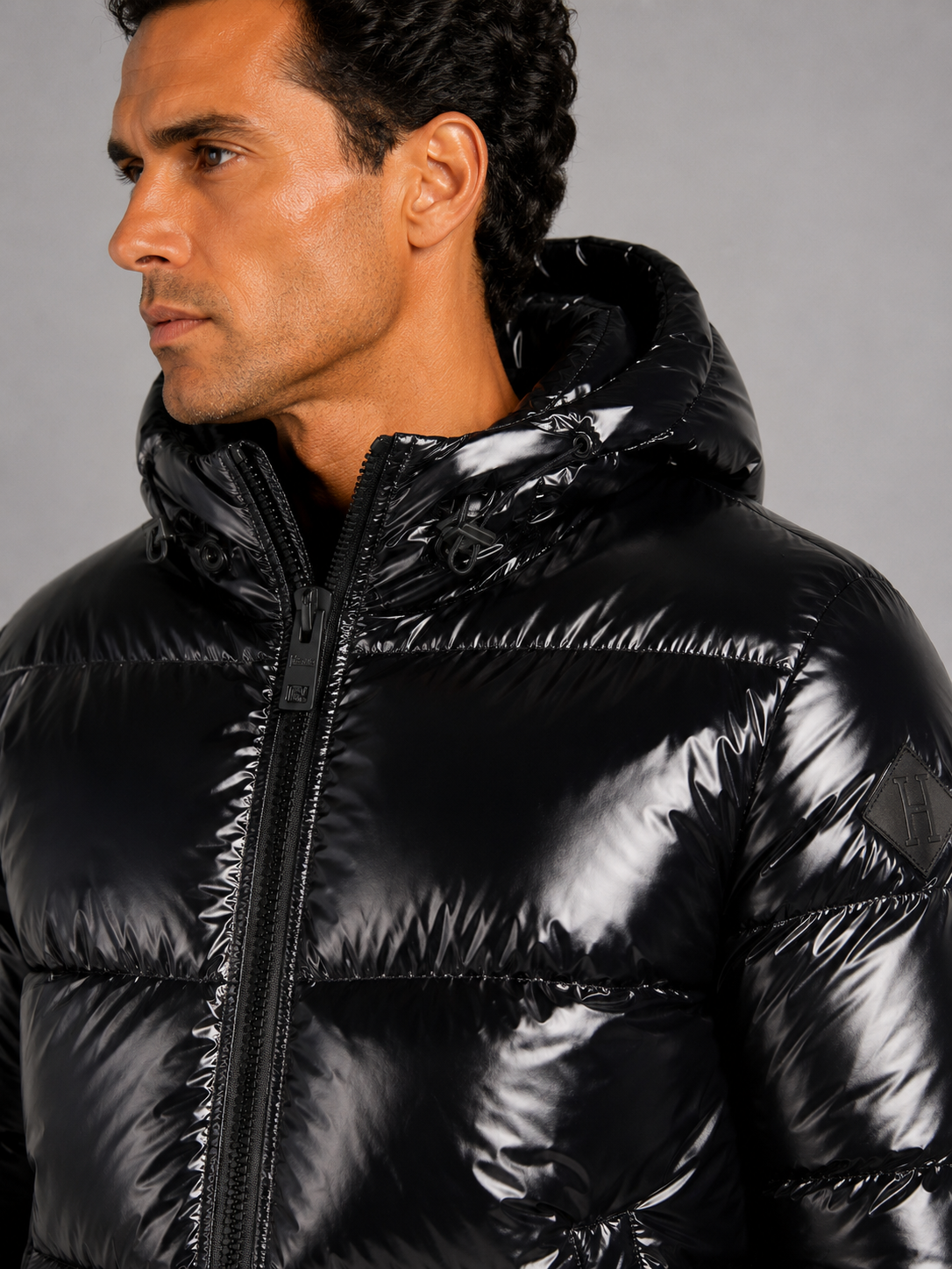 Piumino nero con cappuccio in nylon gloss lucido effetto lacca