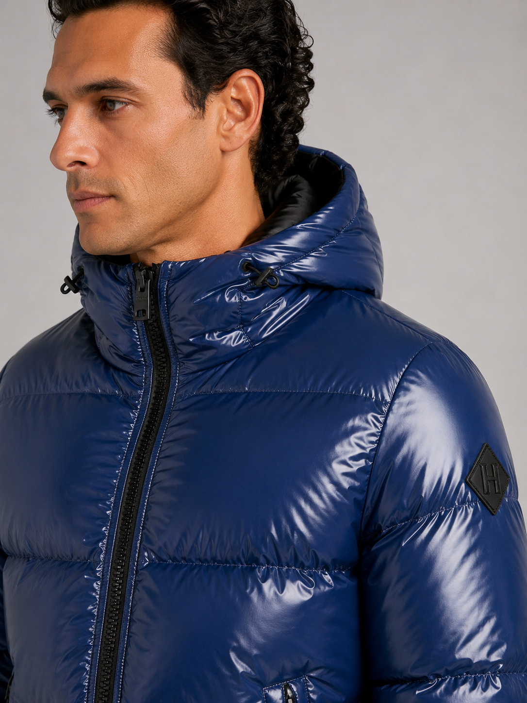 Piumino bluette con cappuccio in nylon gloss lucido effetto lacca