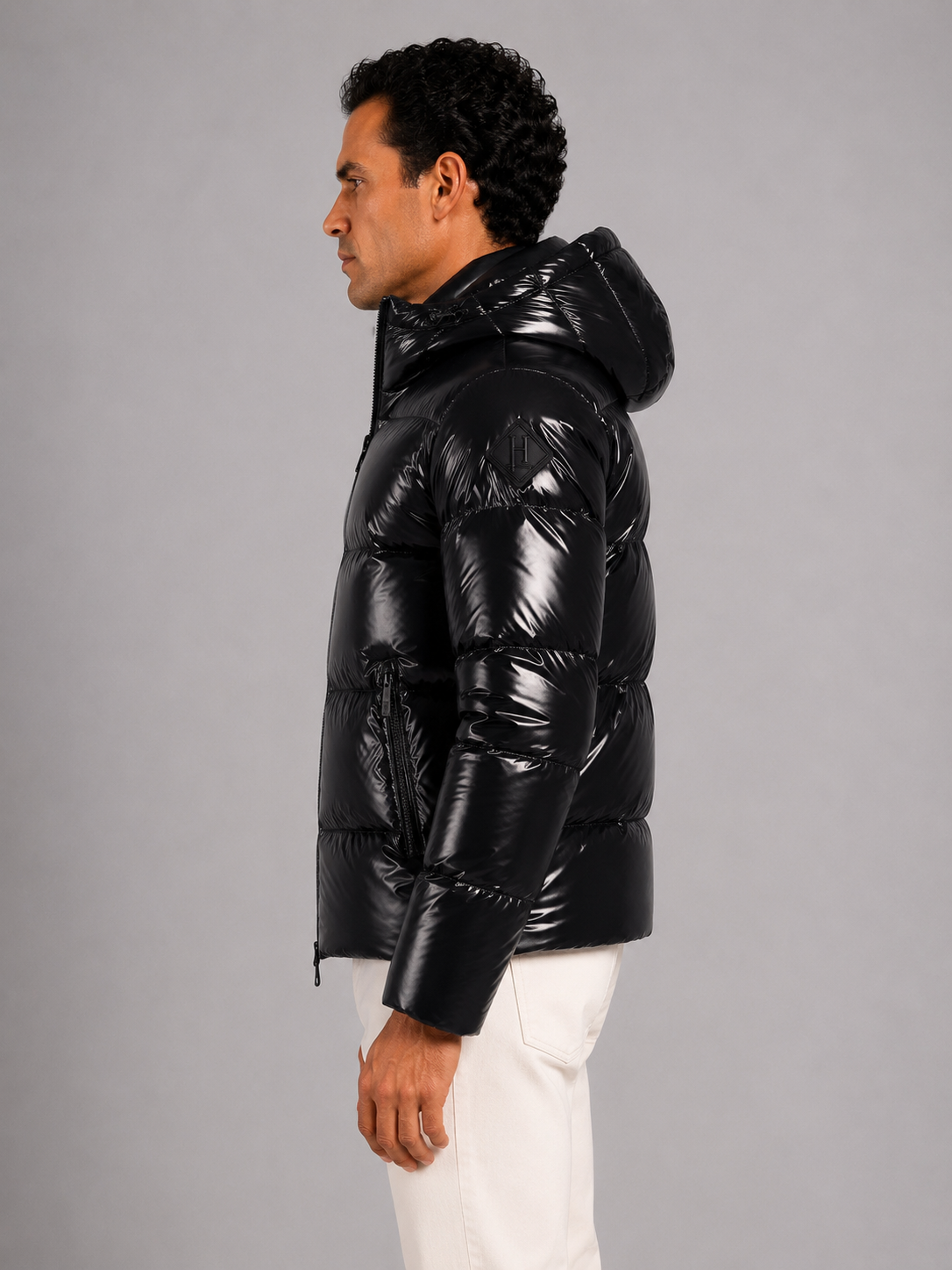 Piumino nero con cappuccio in nylon gloss lucido effetto lacca