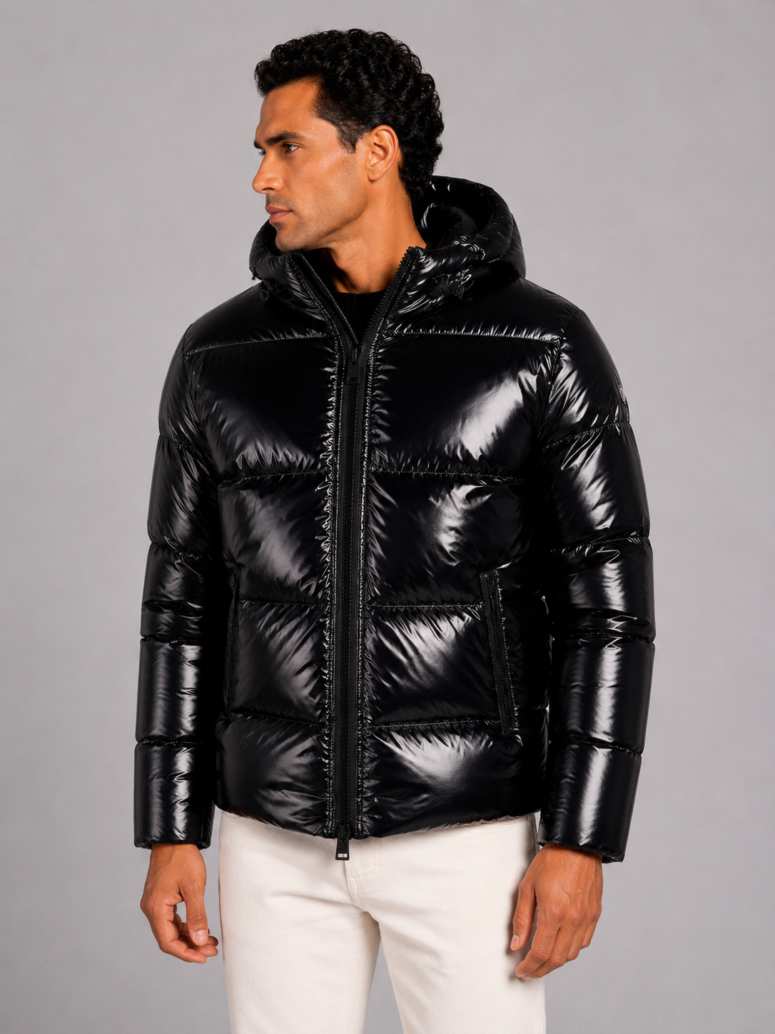 Piumino nero con cappuccio in nylon gloss lucido effetto lacca