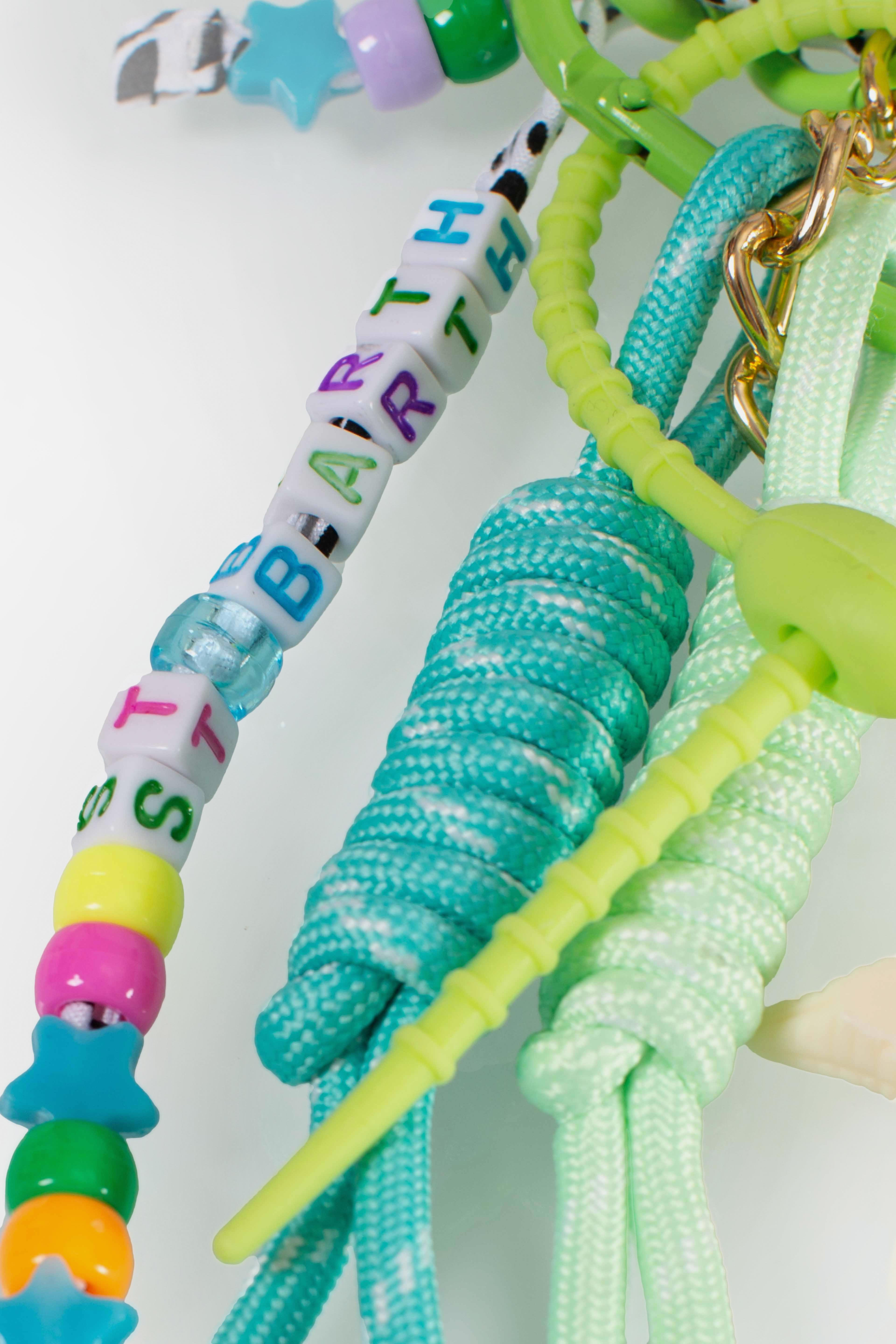 Funny Charm con tartaruga crochet, perline e cordini multicolore