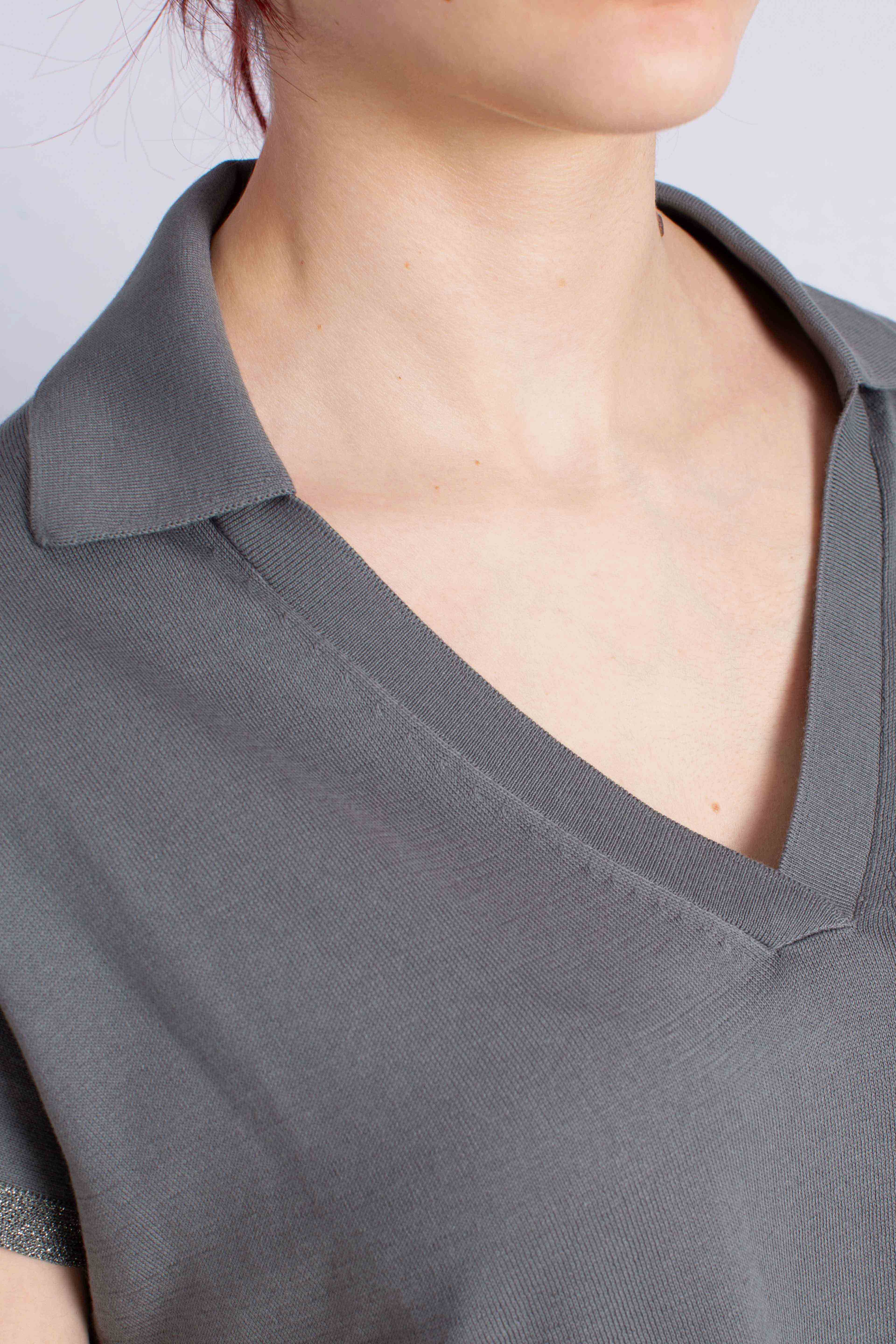 Maglia polo con scollo a V e profili lurex grigio