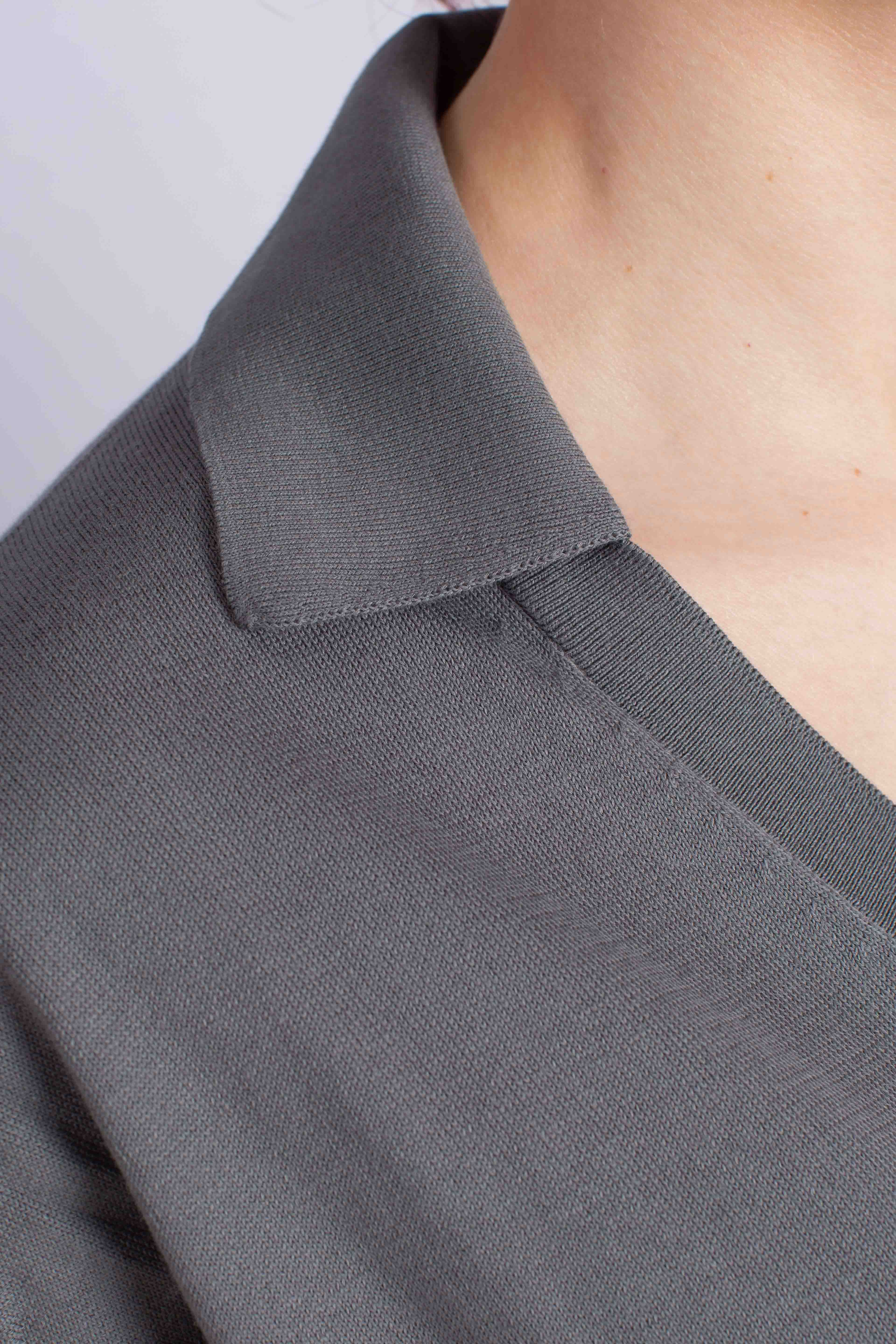 Maglia polo con scollo a V e profili lurex grigio