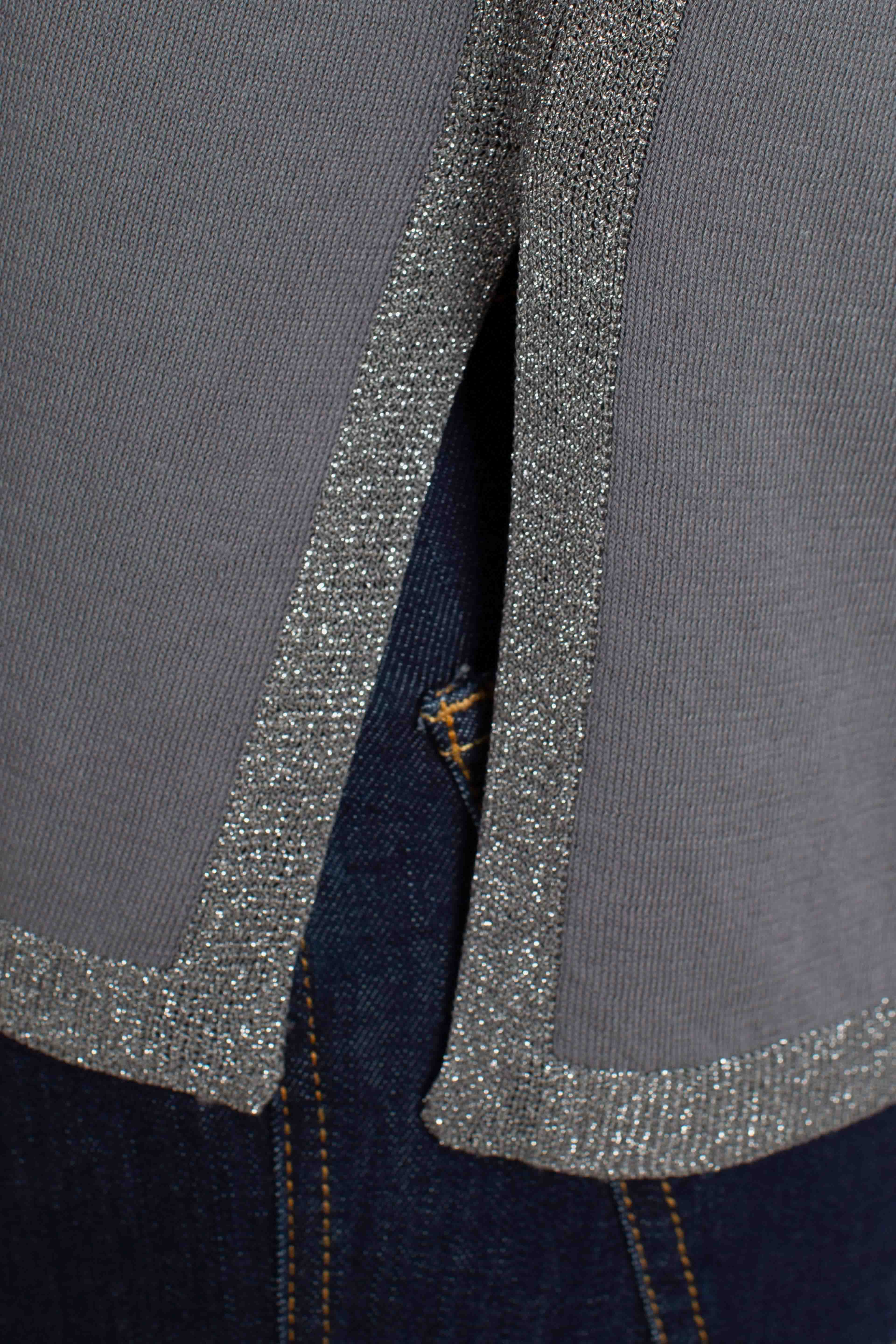 Maglia polo con scollo a V e profili lurex grigio