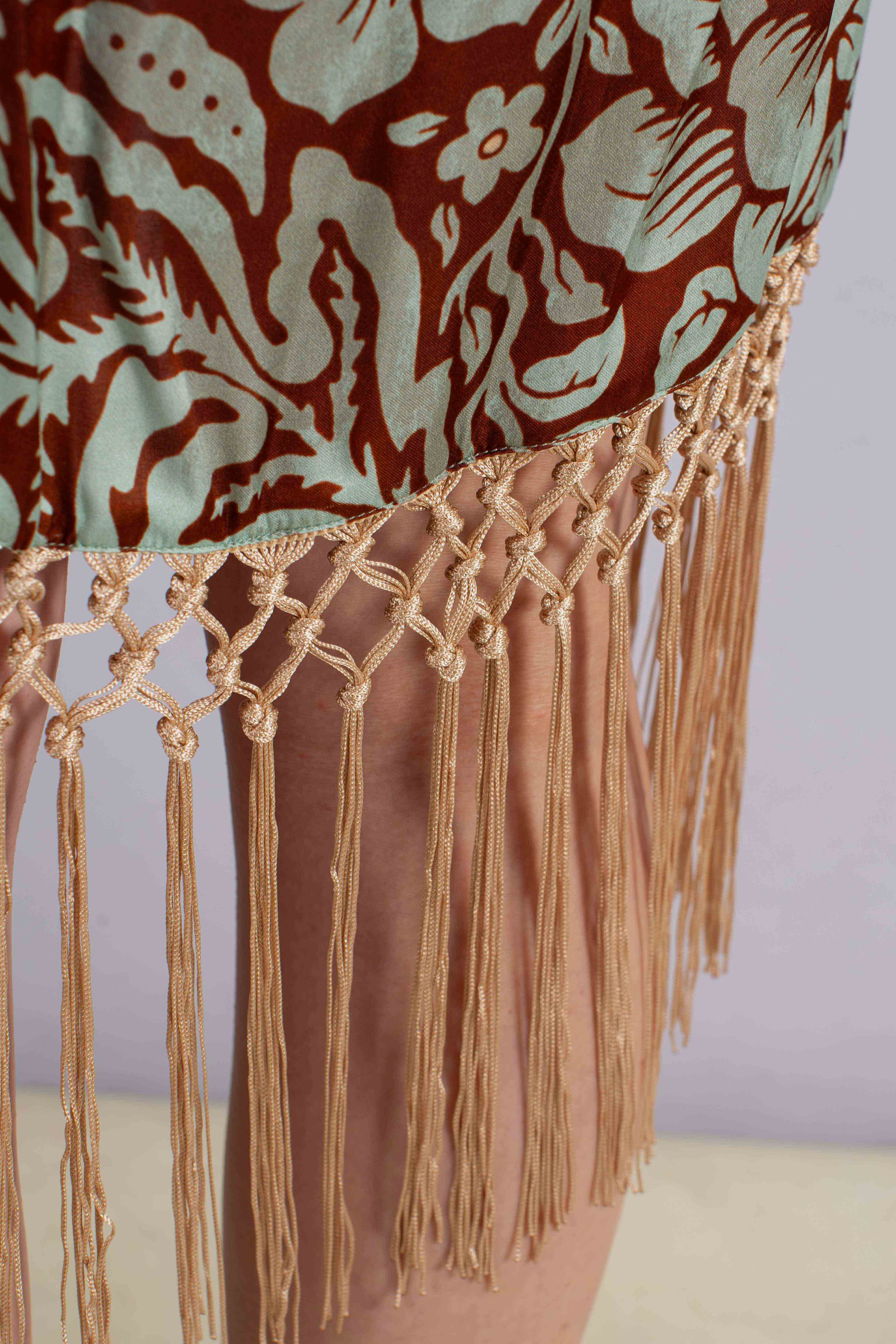 Abito lungo fantasia floreale con frange