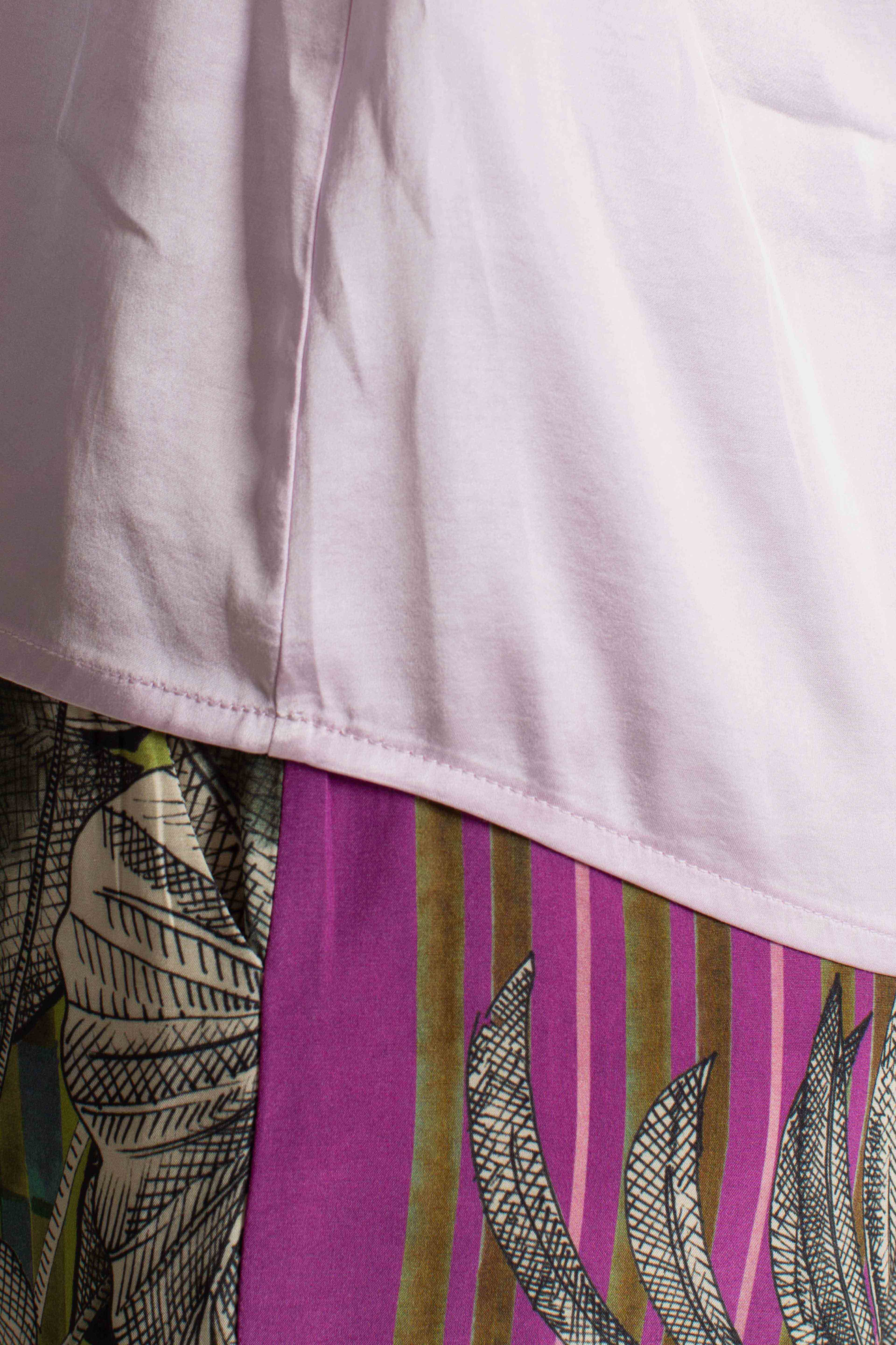 T-shirt donna in viscosa rosa con scollo a V