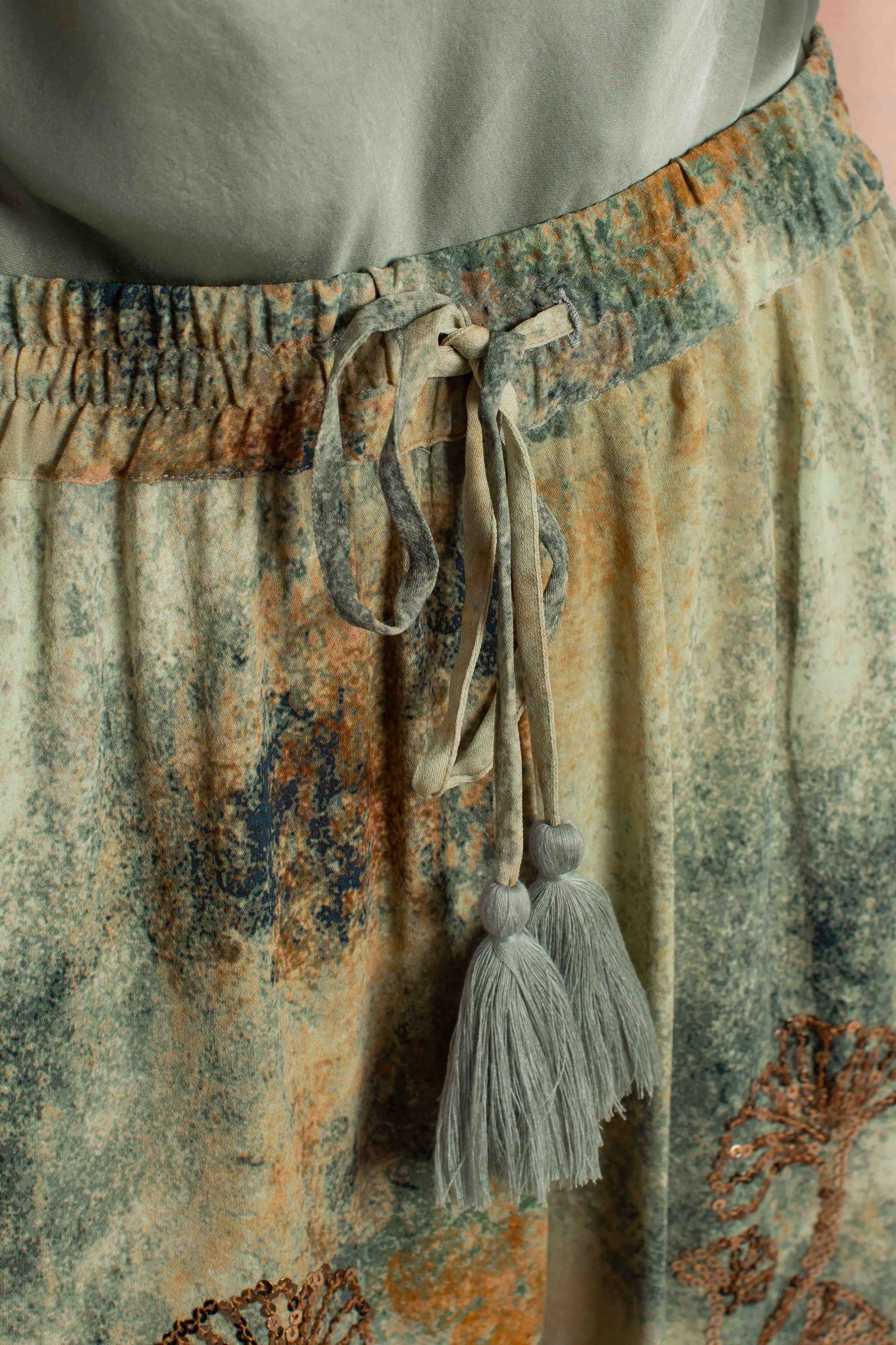 Pantalone donna in viscosa fantasia con ricami paillettes