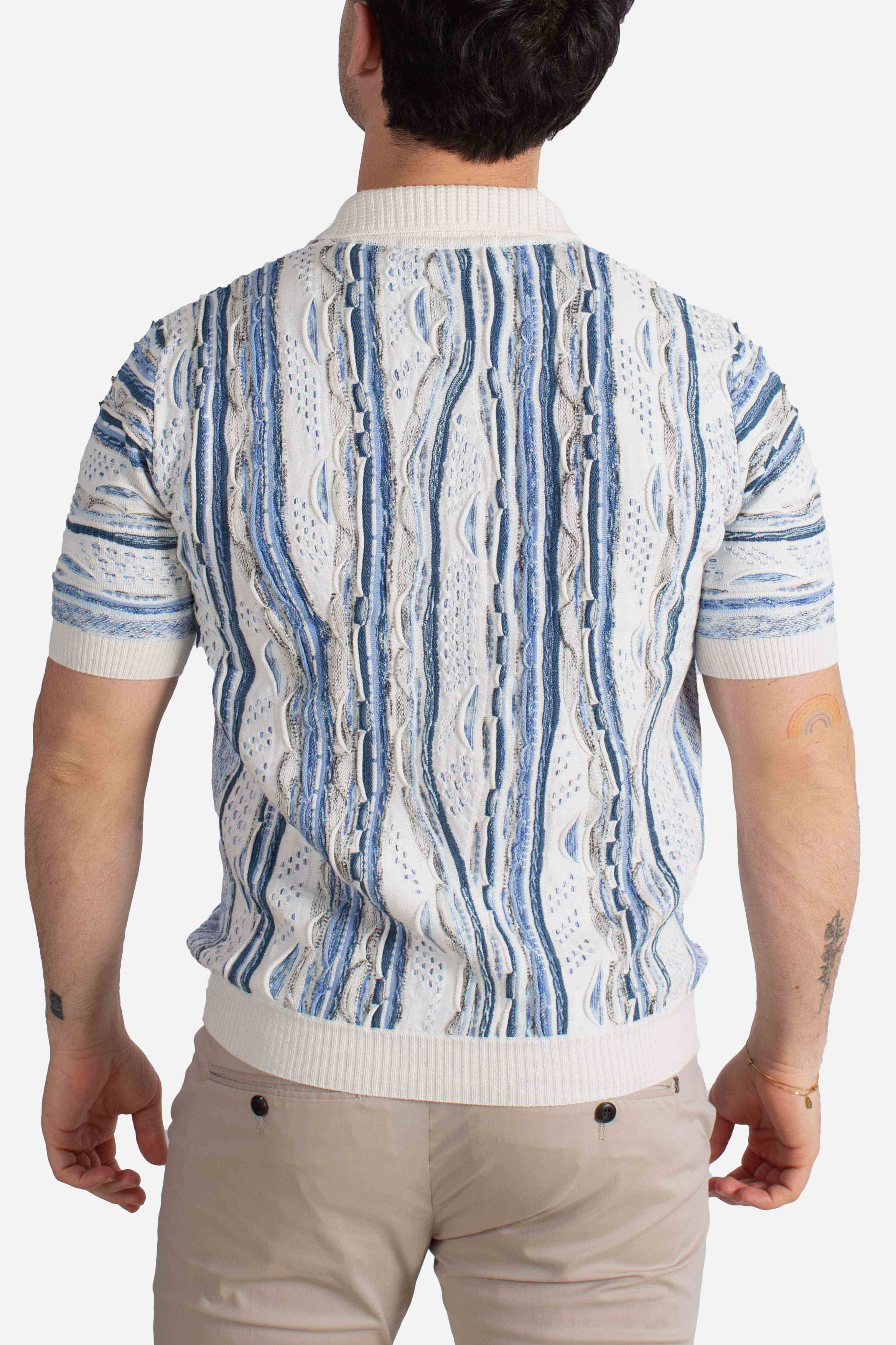 Polo uomo in maglia jacquard bianca con fantasia verticale nei toni del blu