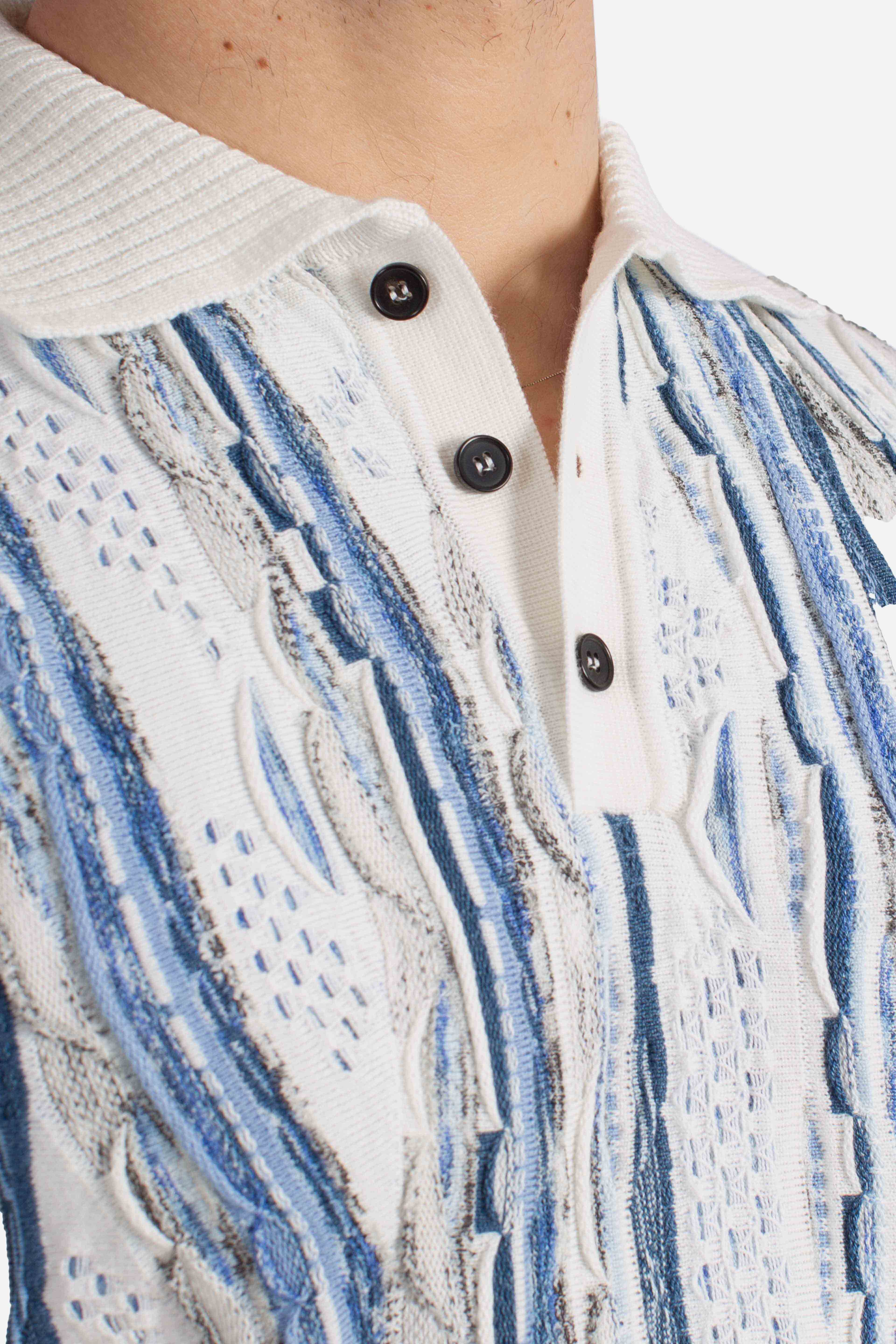 Polo uomo in maglia jacquard bianca con fantasia verticale nei toni del blu