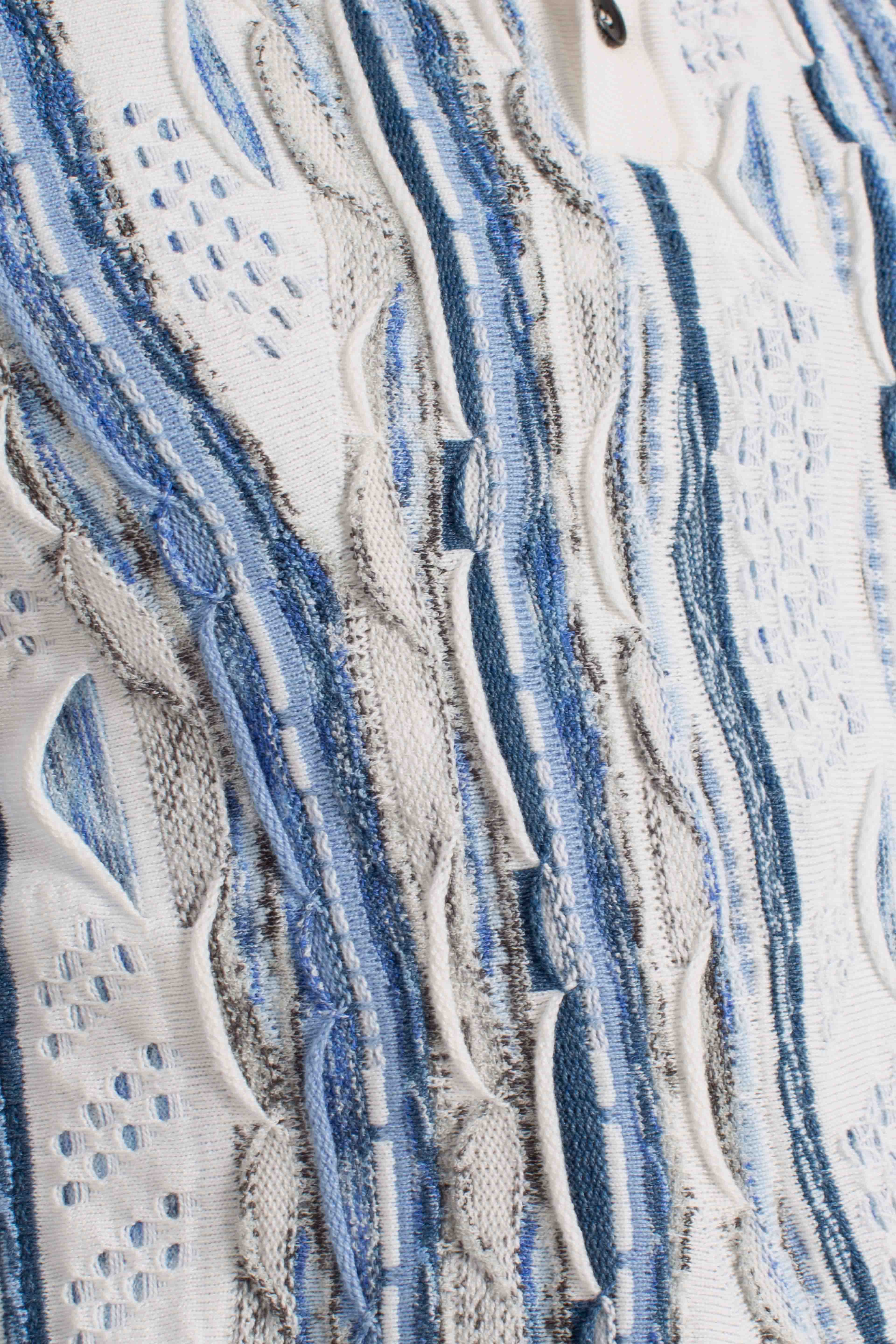 Polo uomo in maglia jacquard bianca con fantasia verticale nei toni del blu