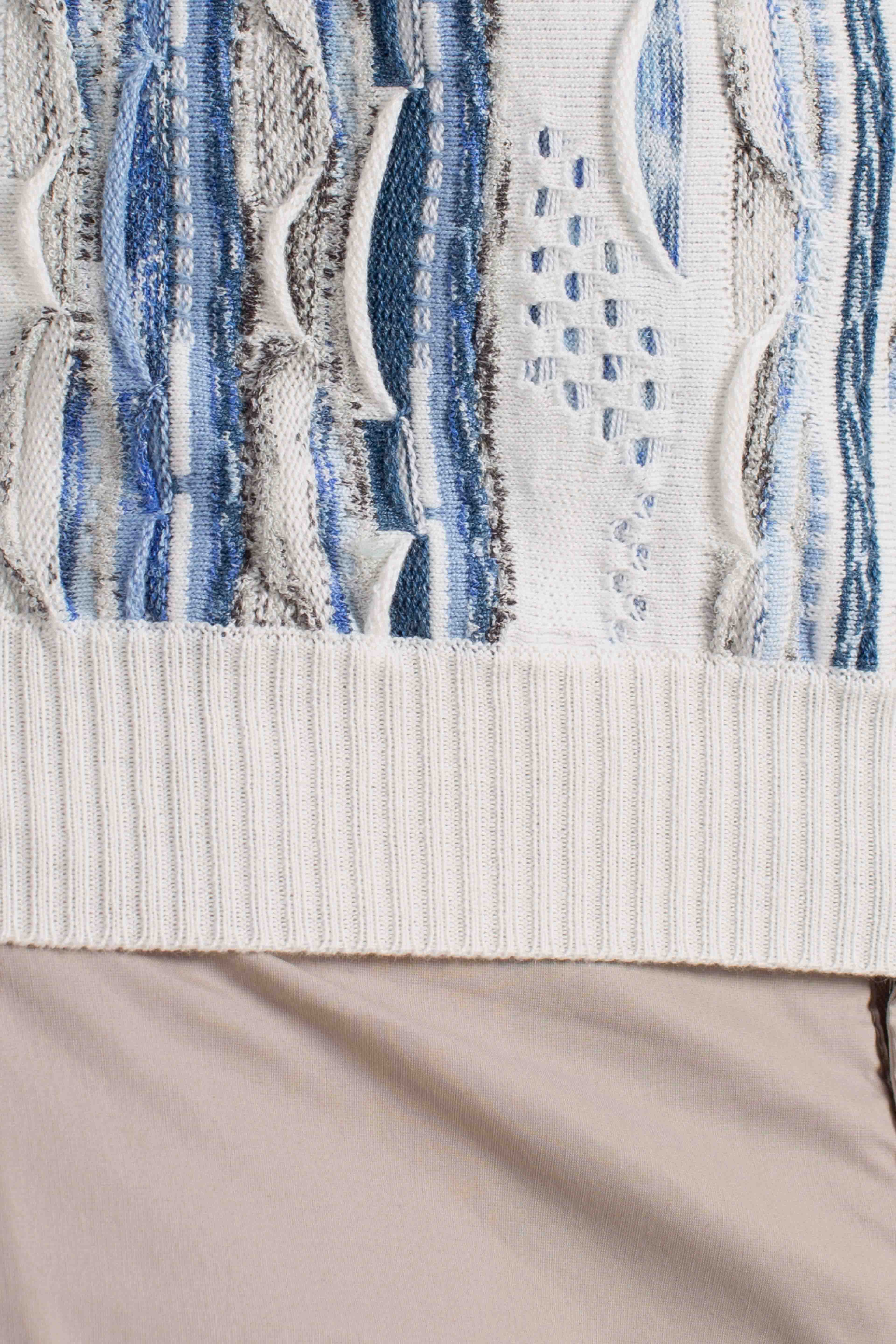 Polo uomo in maglia jacquard bianca con fantasia verticale nei toni del blu