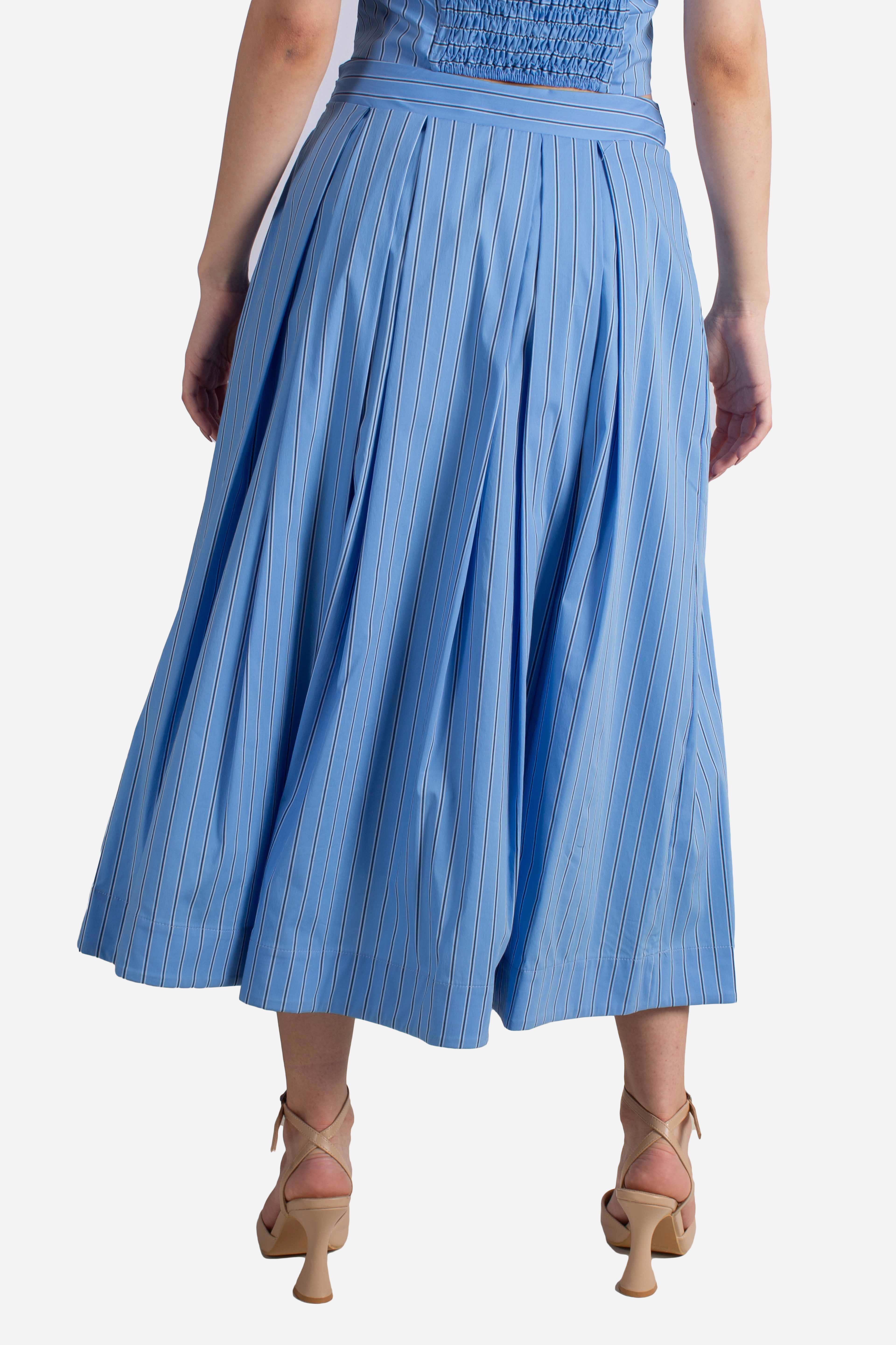 Gonna midi azzurra a righe con pieghe
