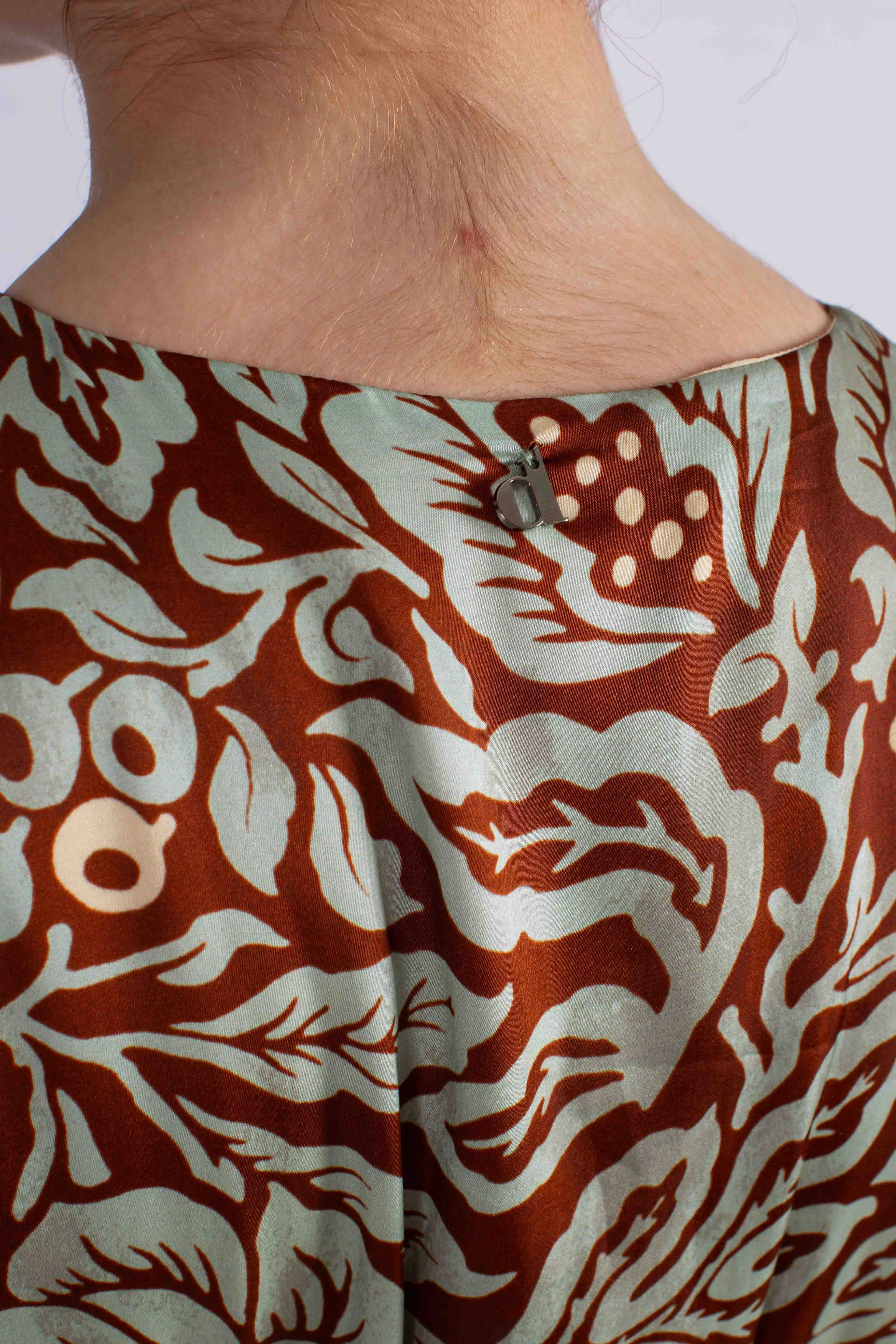 Abito lungo fantasia floreale con frange