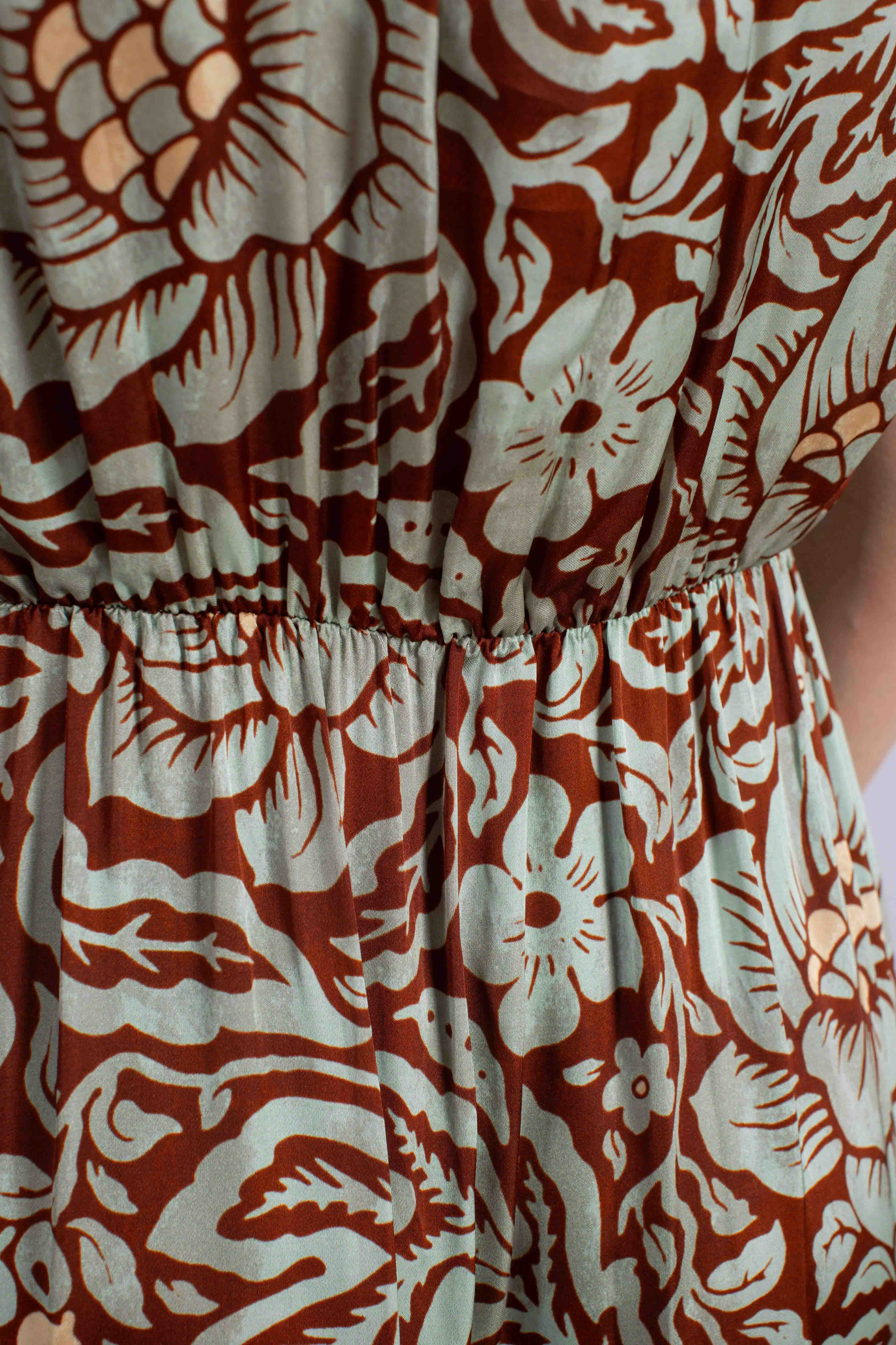 Abito lungo fantasia floreale con frange