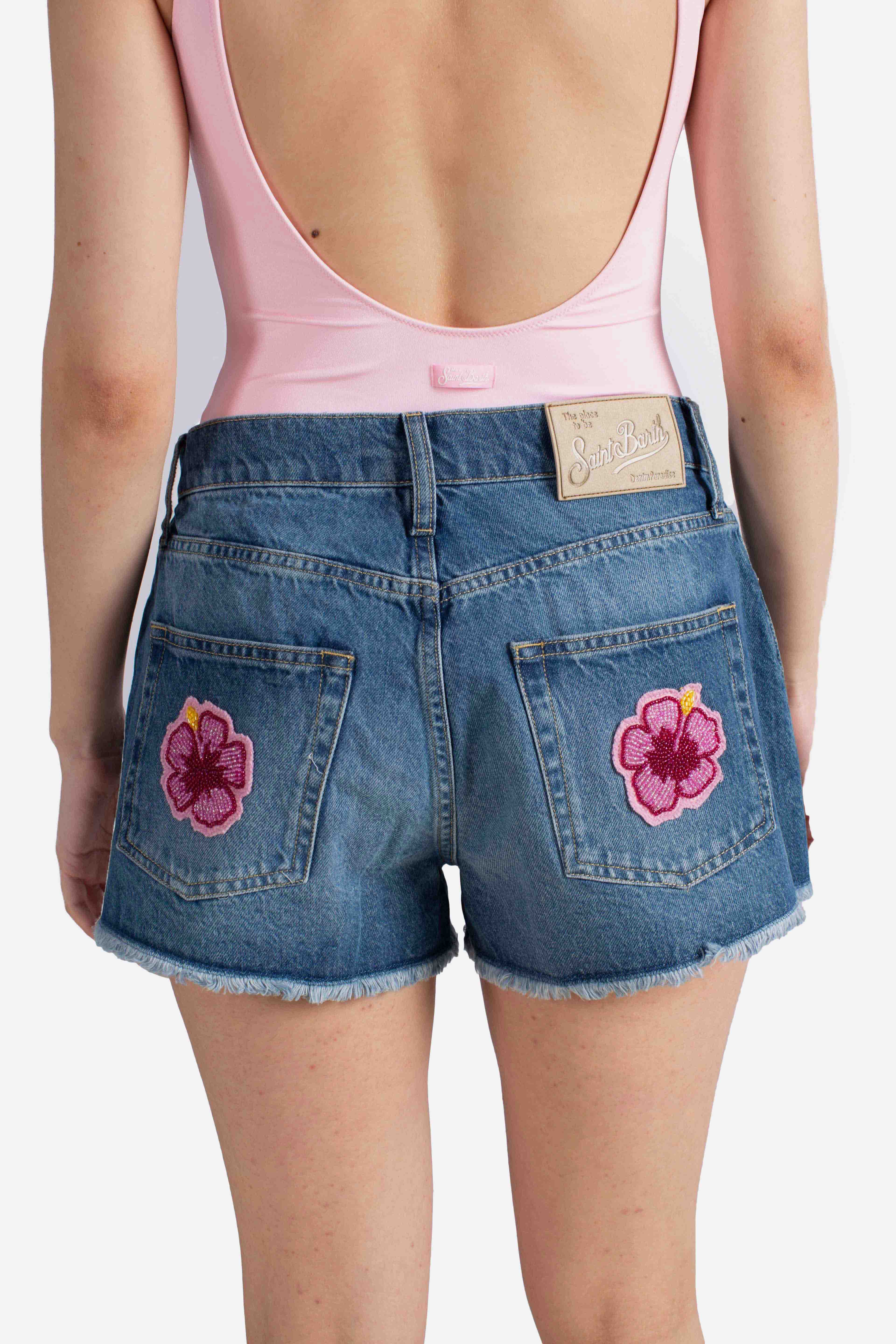 Shorts Musa in denim con patch floreali ricamate