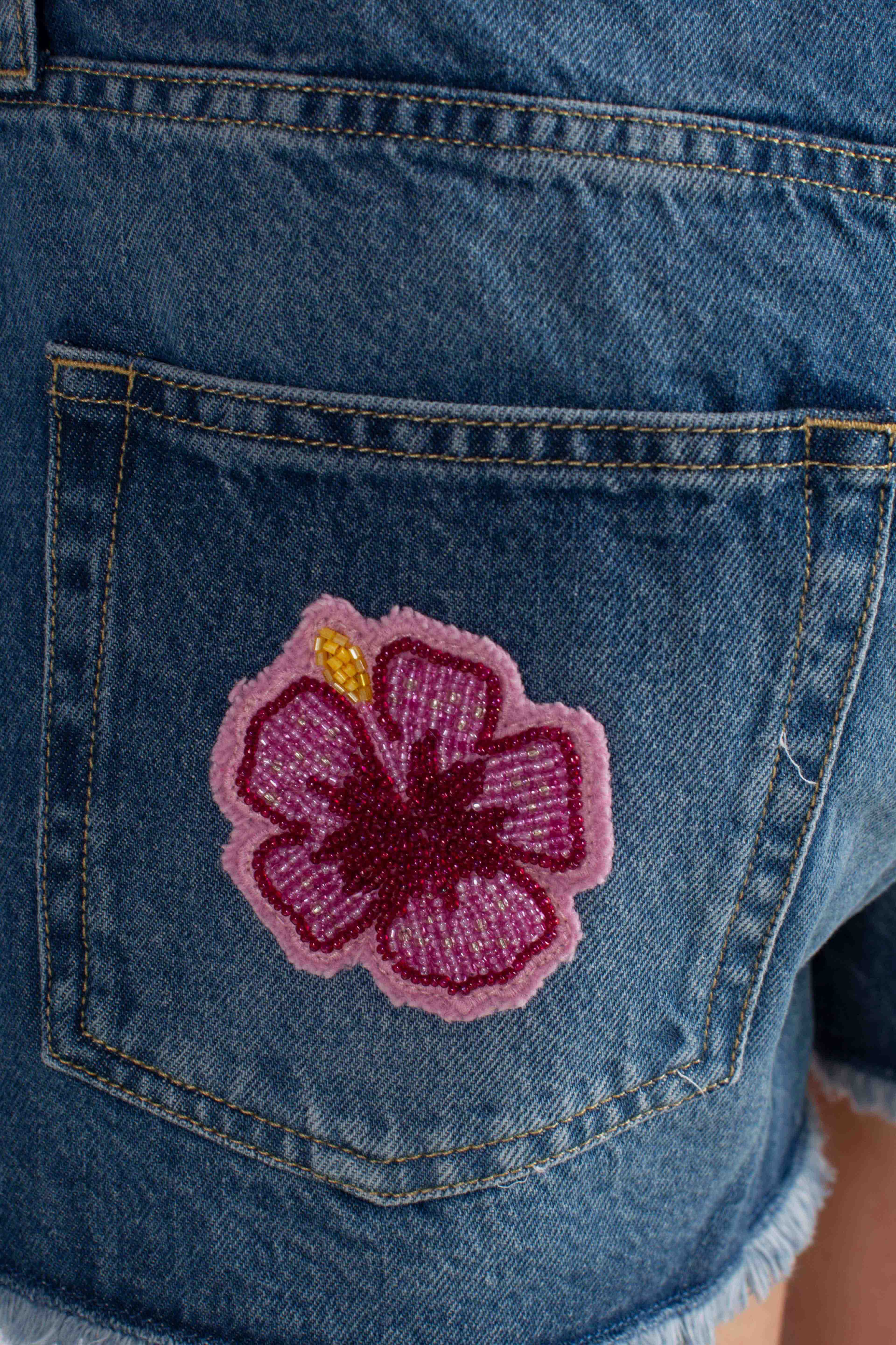 Shorts Musa in denim con patch floreali ricamate