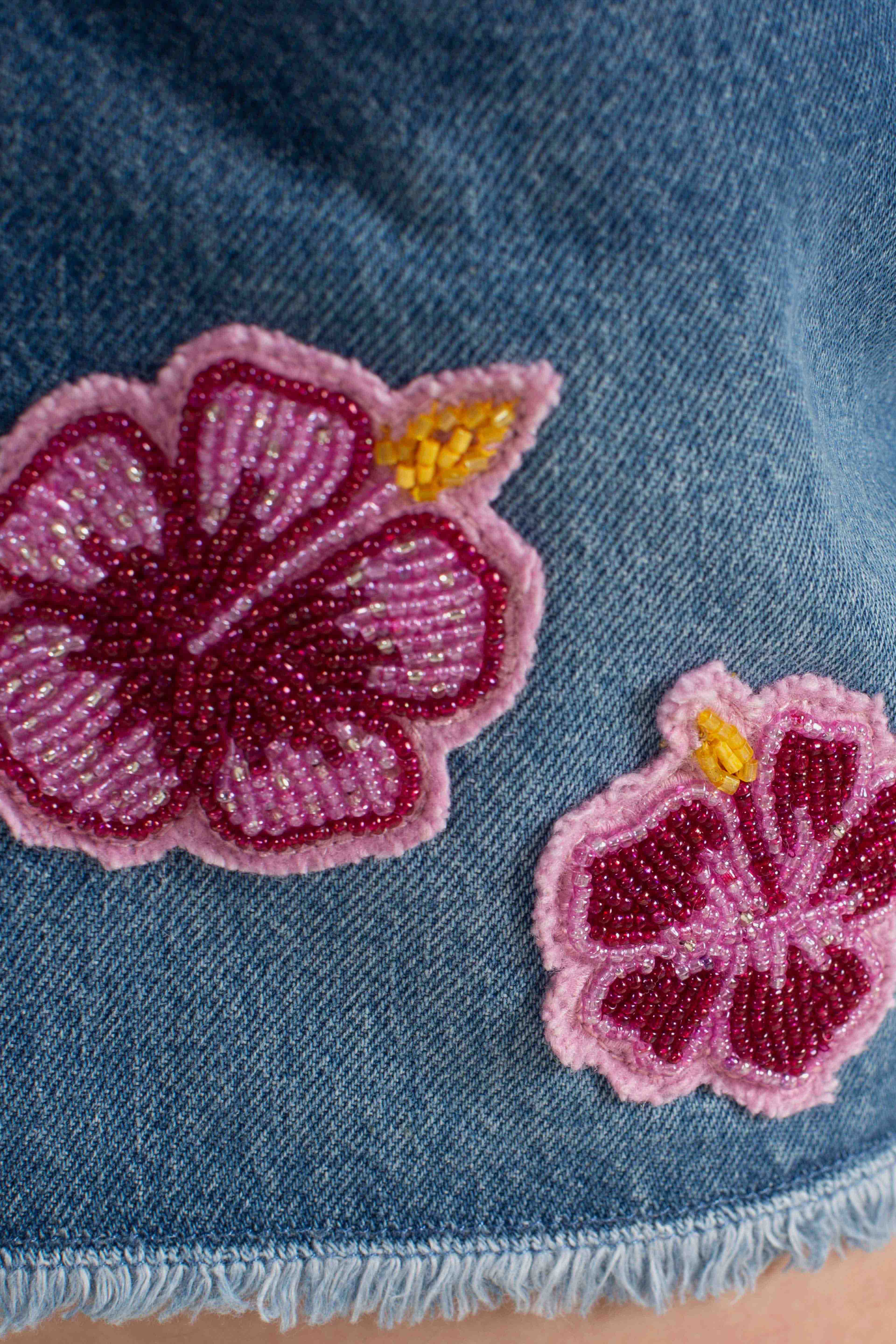 Shorts Musa in denim con patch floreali ricamate