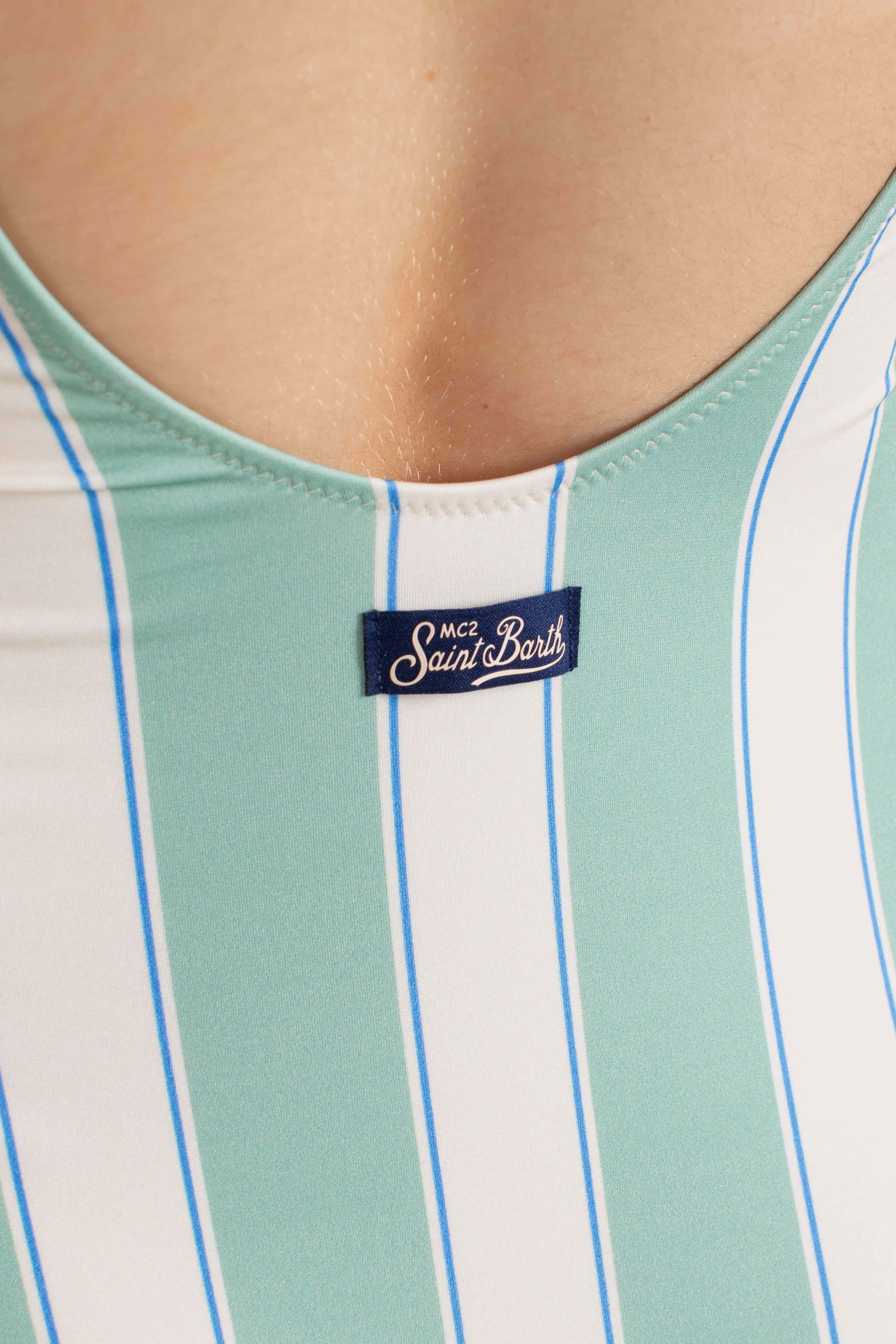 Costume intero Lora a righe verde salvia e panna con stampa Beach Club