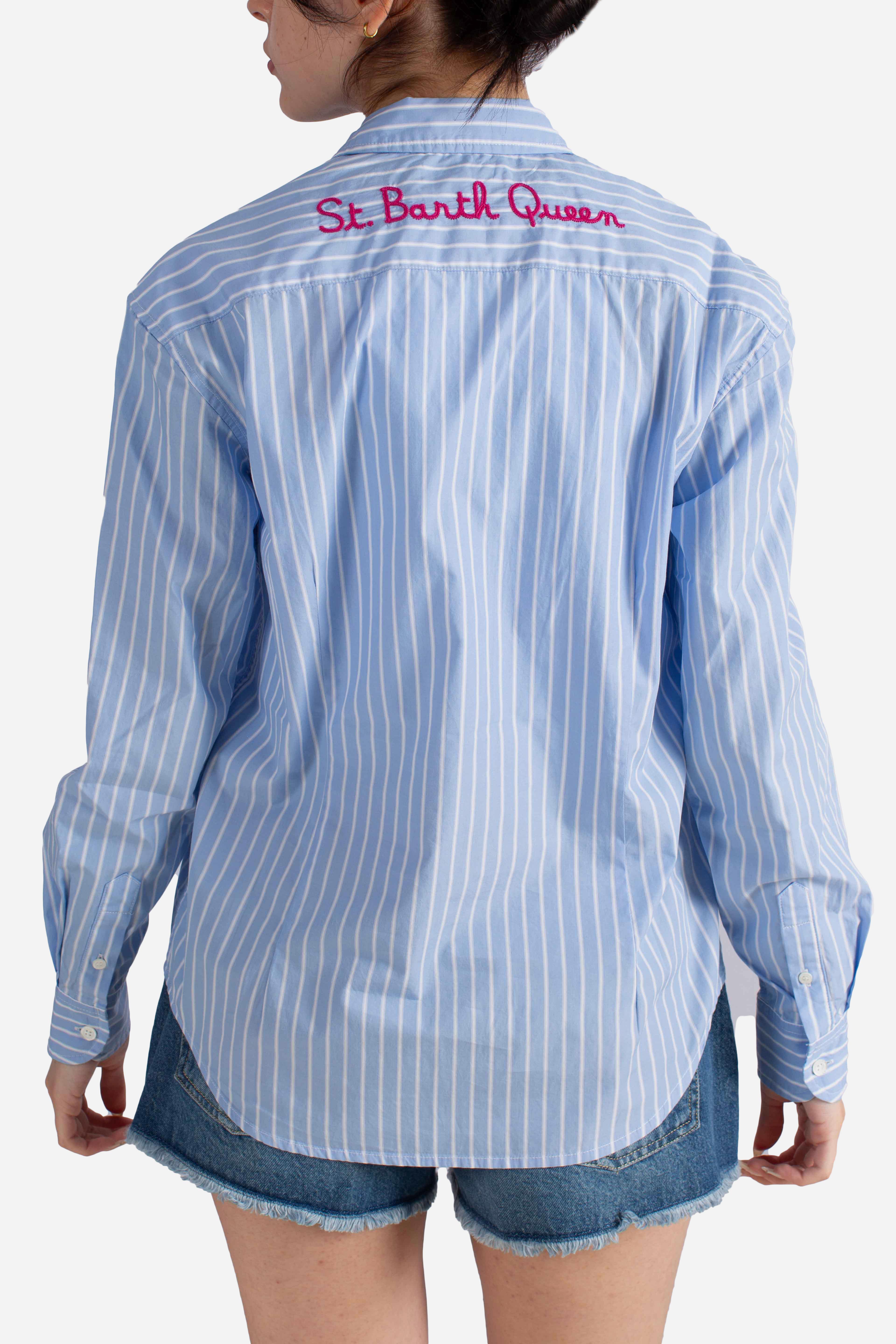 Camicia Meredith in cotone a righe azzurre con ricamo St. Barth Queen