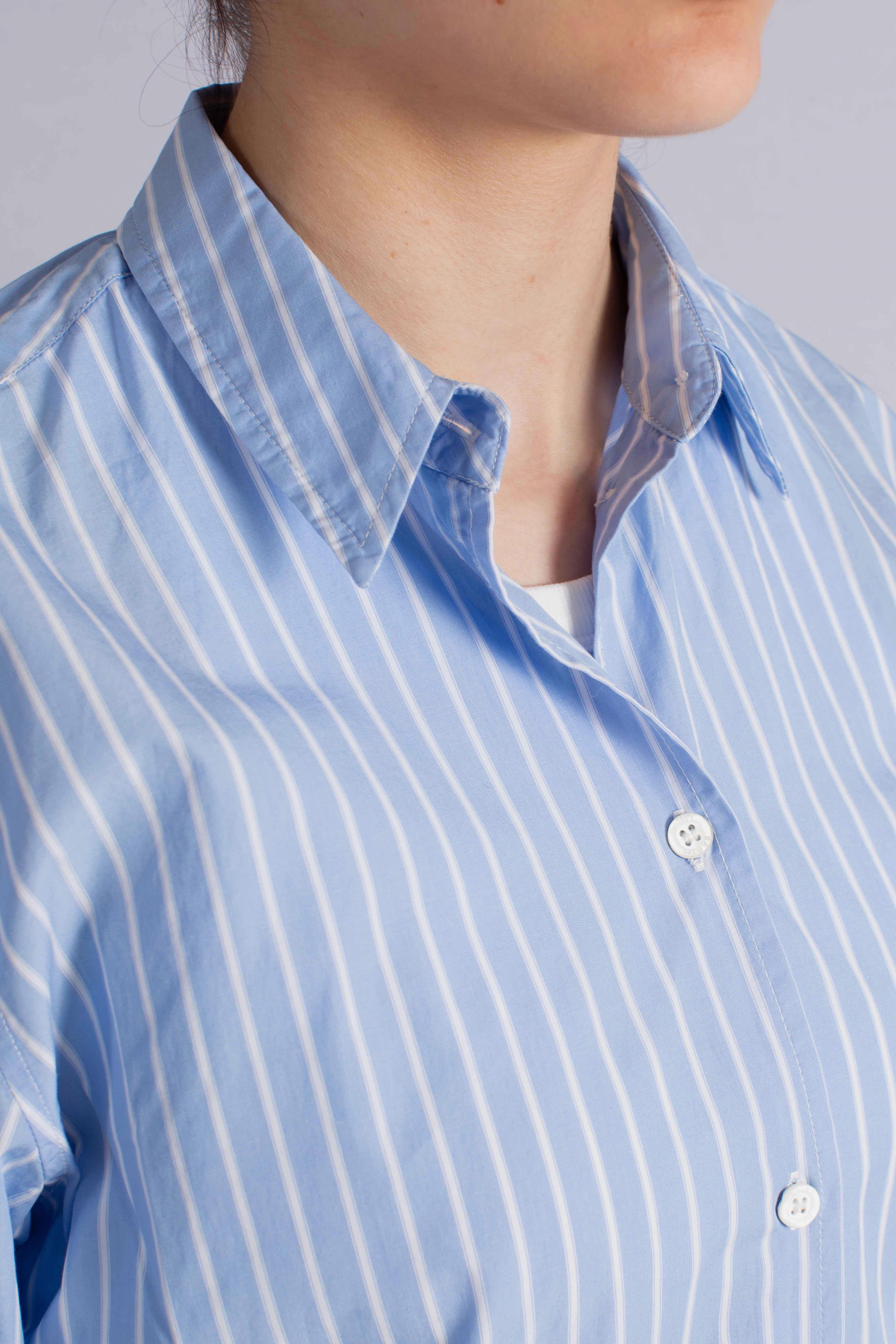 Camicia Meredith in cotone a righe azzurre con ricamo St. Barth Queen