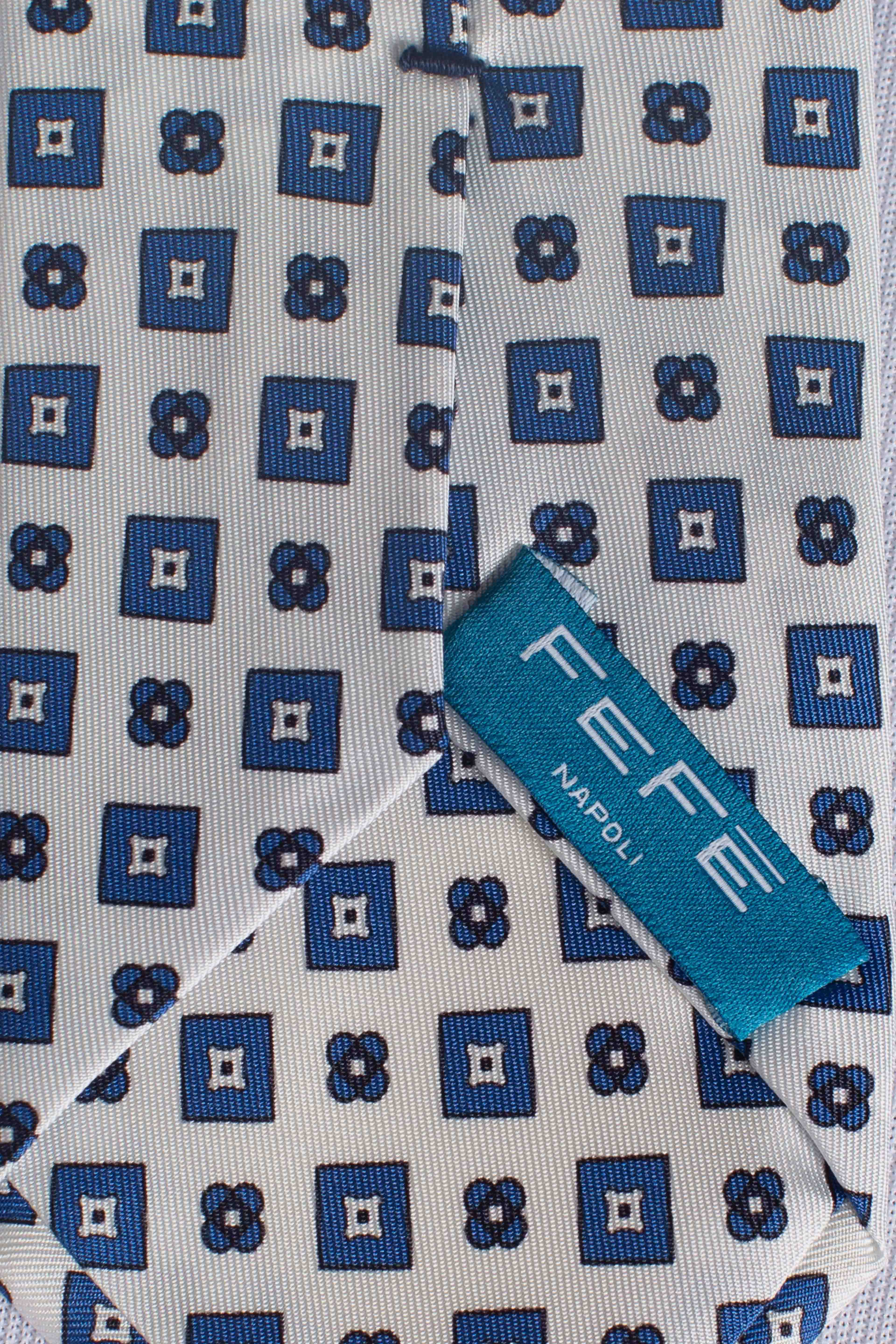 Cravatta in seta rombi fiori bianchi