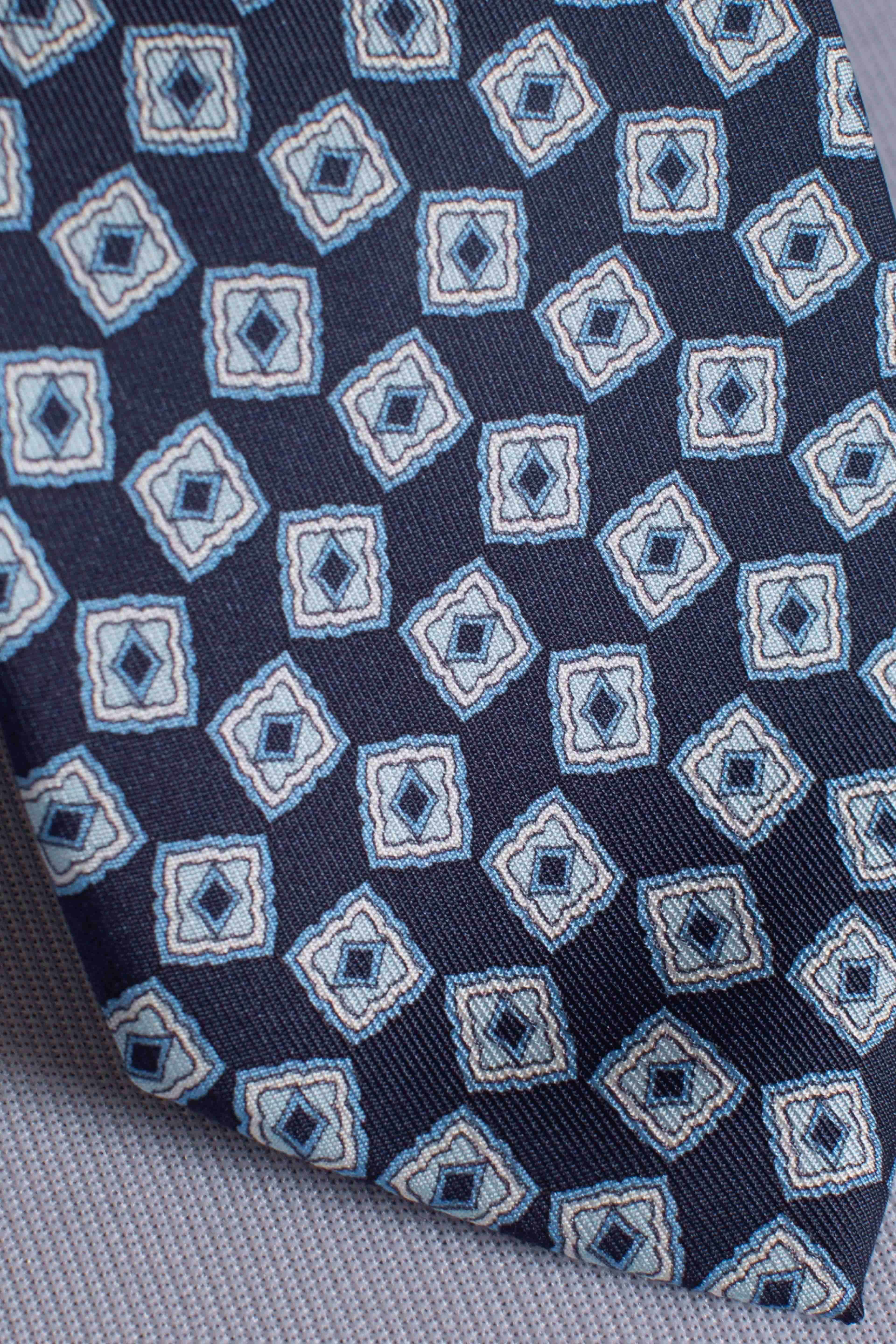 Cravatta in seta rosoni blu