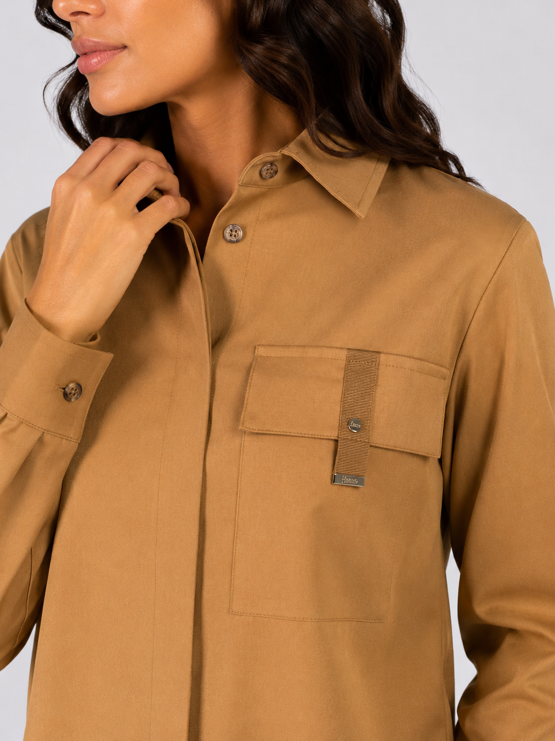 Camicia cammello Herno donna in tessuto tecnico effetto compatto