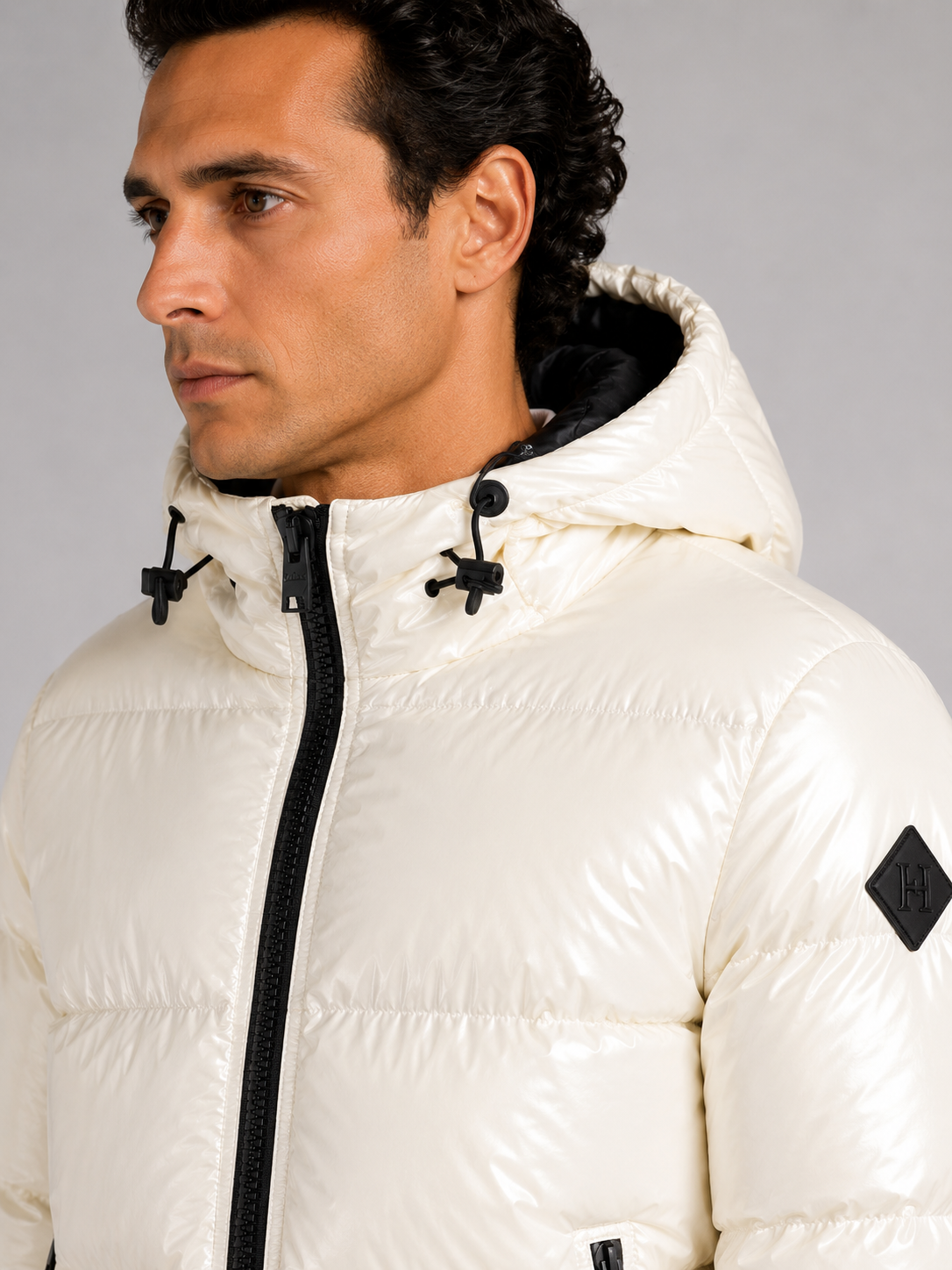 Piumino bianco con cappuccio in nylon gloss lucido effetto lacca