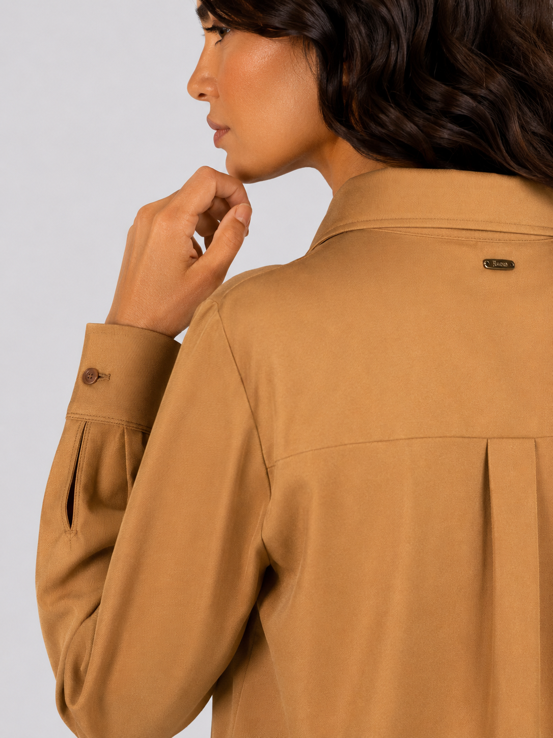 Camicia cammello Herno donna in tessuto tecnico effetto compatto