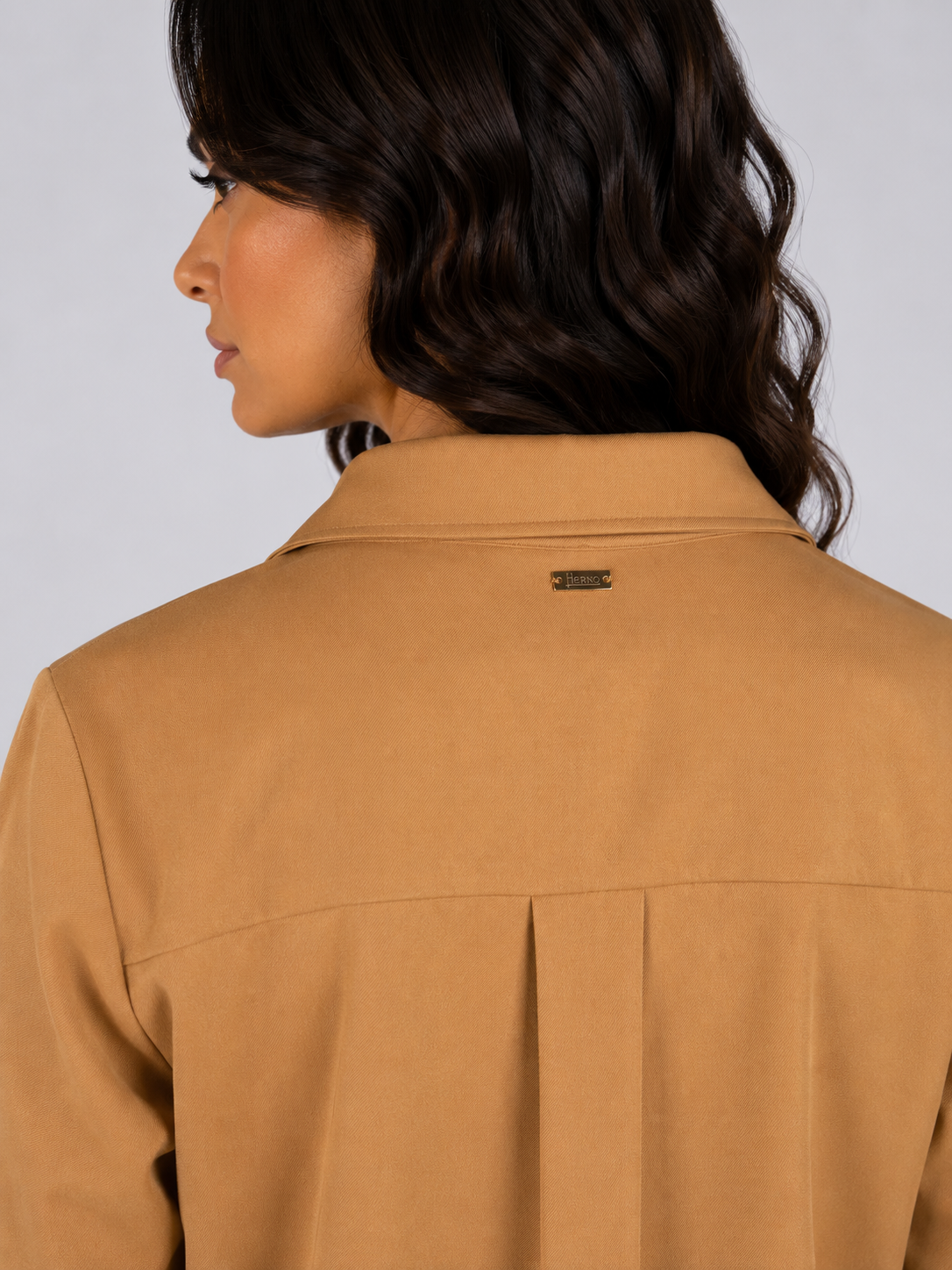 Camicia cammello Herno donna in tessuto tecnico effetto compatto