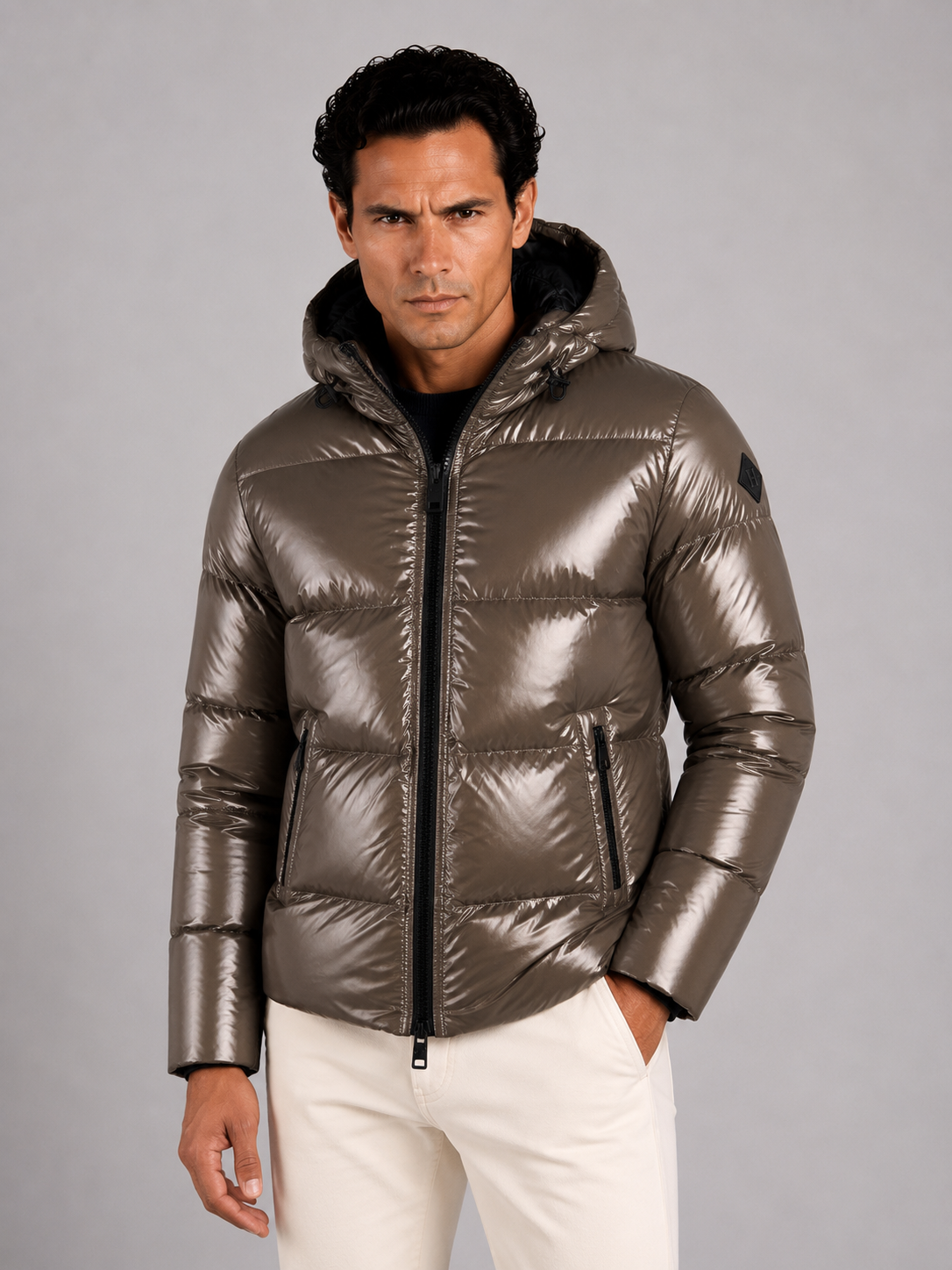 Piumino tortora scuro con cappuccio in nylon gloss lucido effetto lacca
