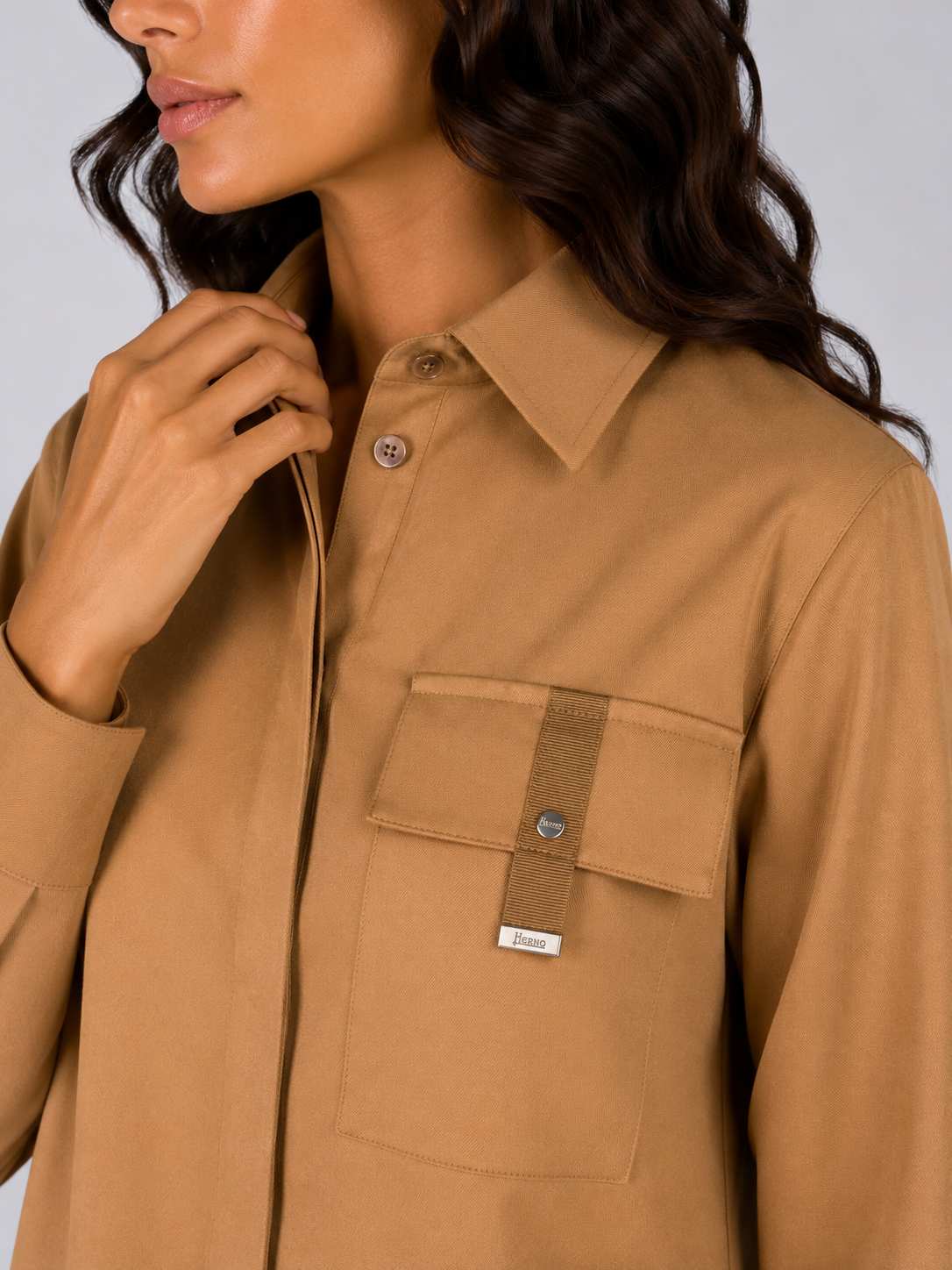 Camicia cammello Herno donna in tessuto tecnico effetto compatto