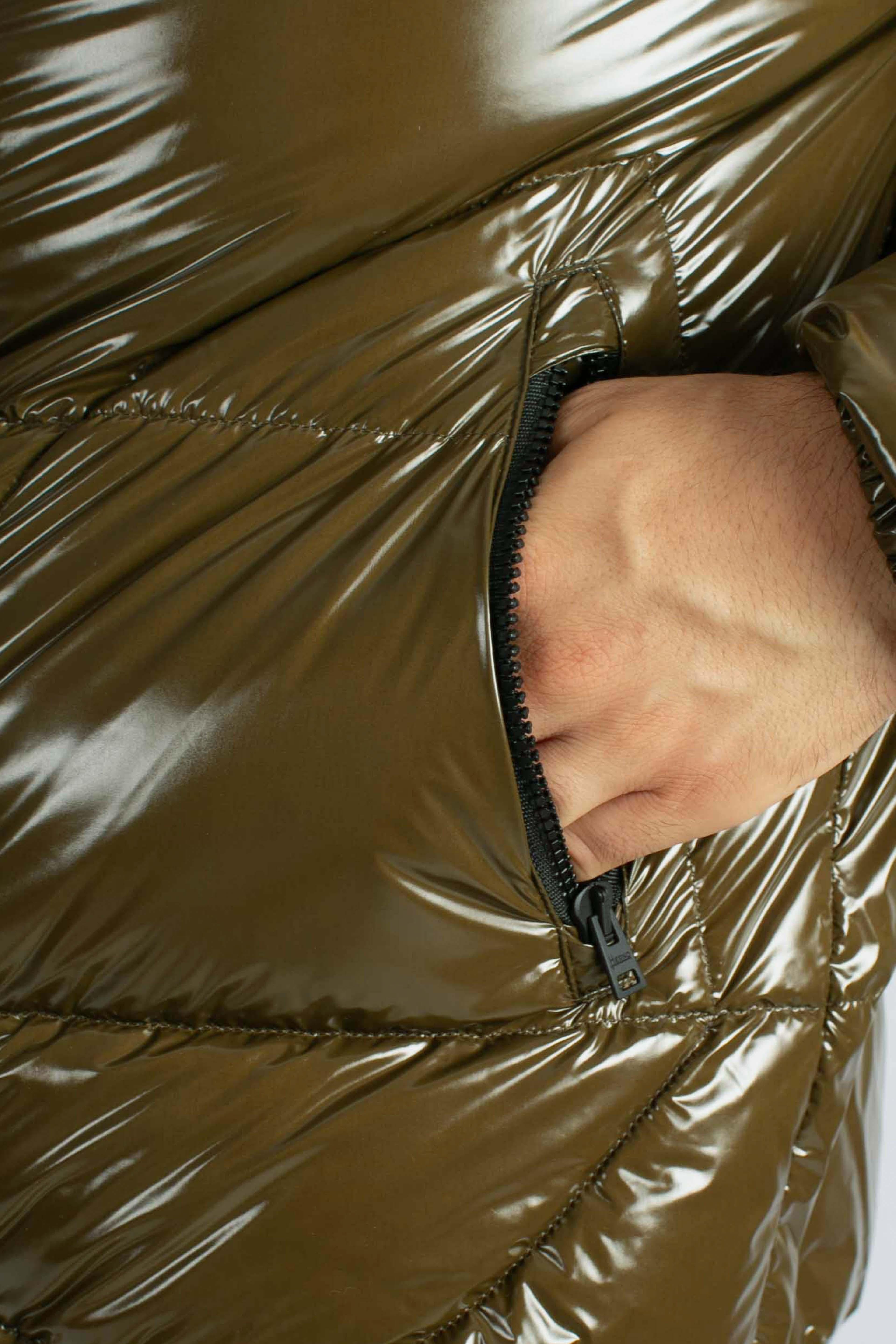 Piumino militare con cappuccio in nylon gloss lucido effetto lacca PI001133U12220Z7740 HERNO