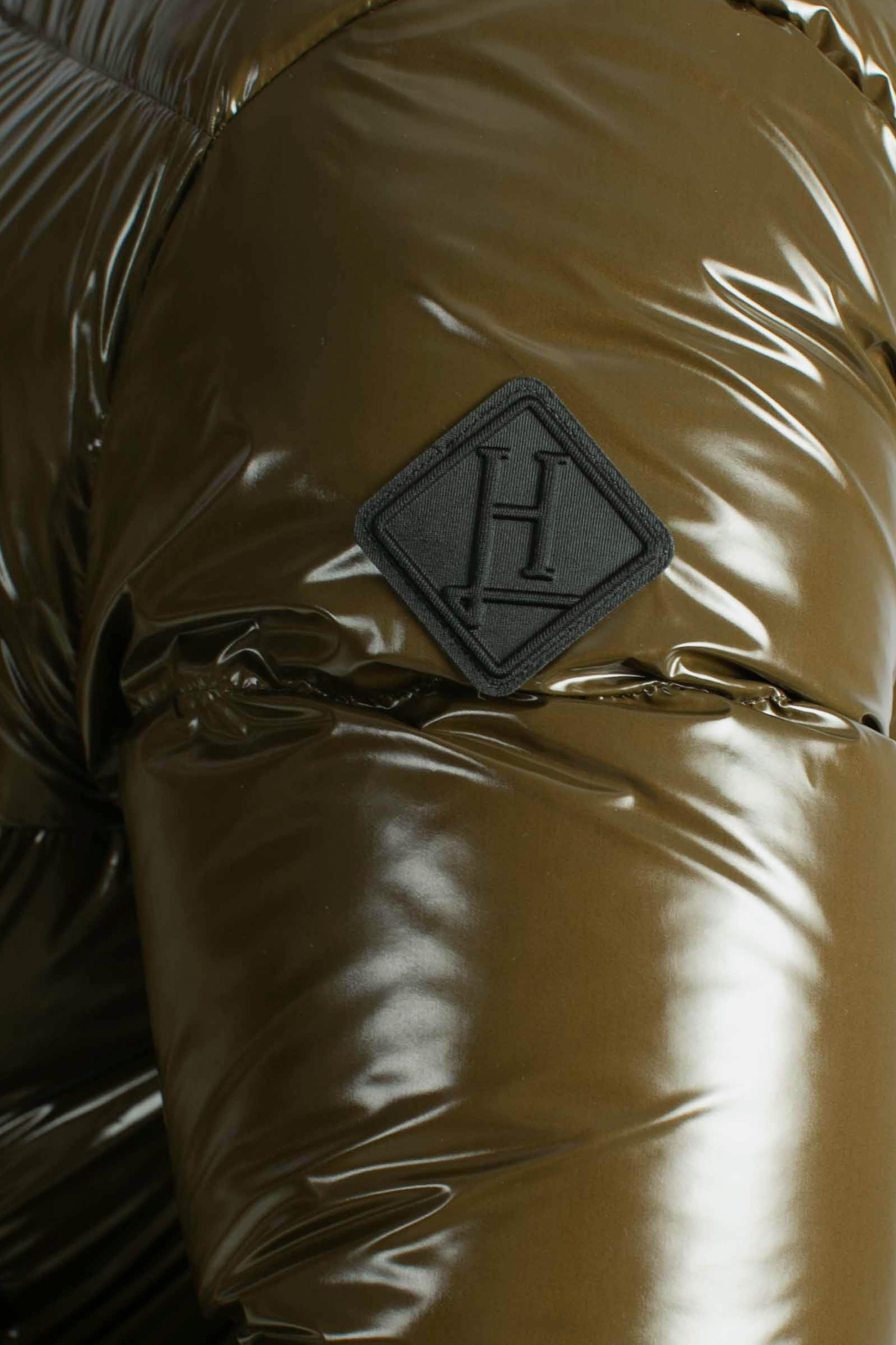 Piumino militare con cappuccio in nylon gloss lucido effetto lacca PI001133U12220Z7740 HERNO