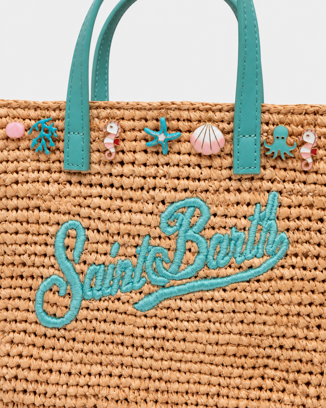 Borsa City mini in raffia con charms applicati e logo ricamato