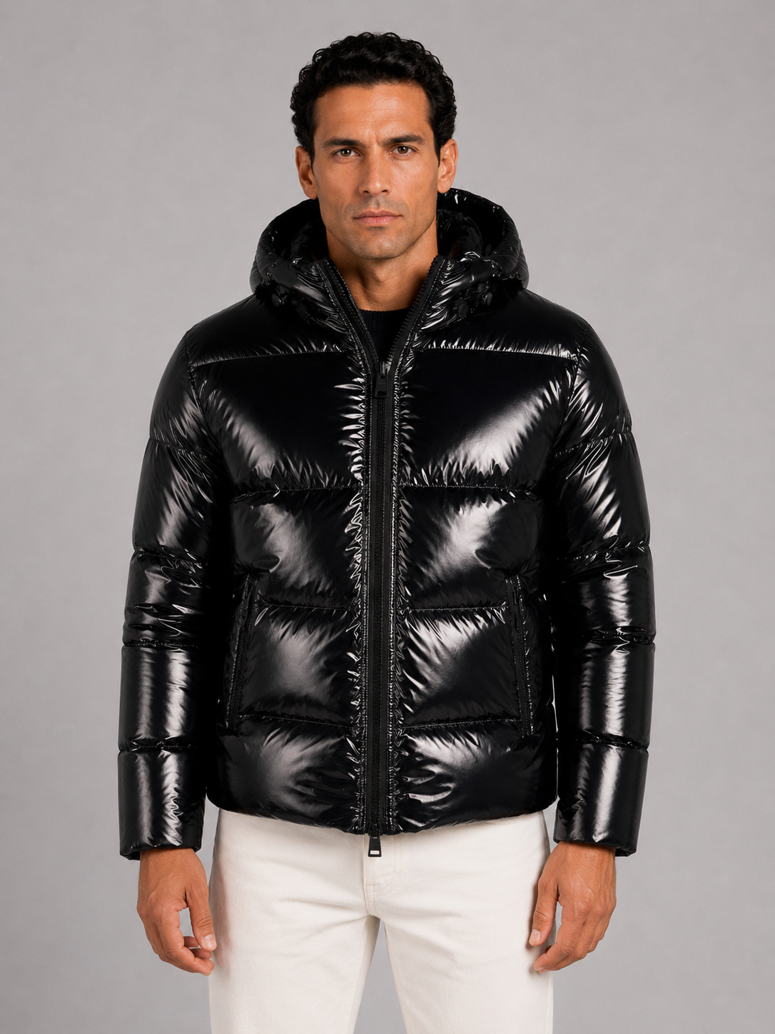 Piumino nero con cappuccio in nylon gloss lucido effetto lacca