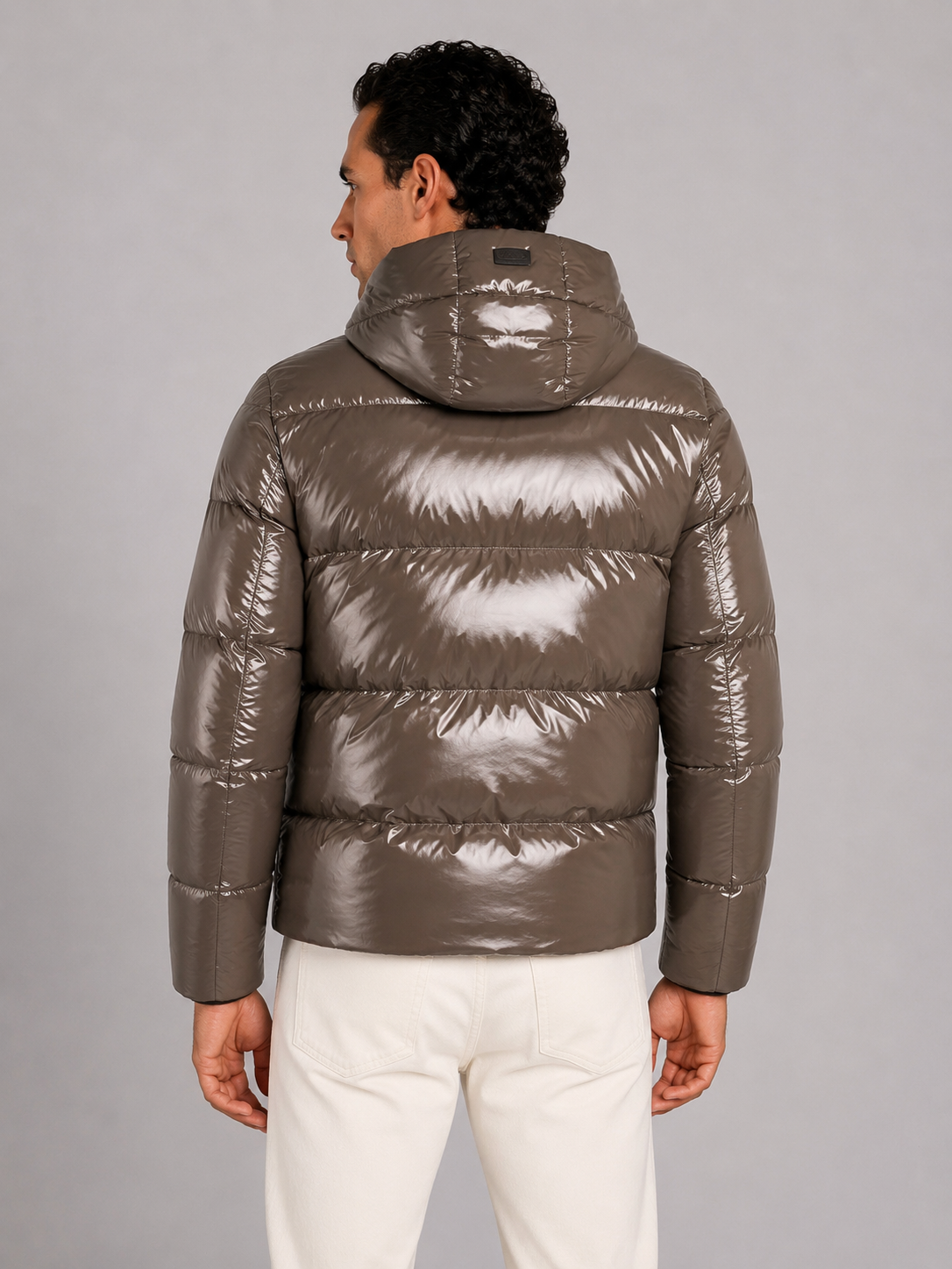 Piumino tortora scuro con cappuccio in nylon gloss lucido effetto lacca
