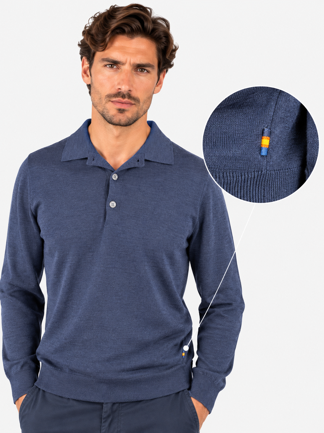 Polo K-Way Rey blu indossata, con dettaglio dell’etichetta multicolore sul fianco e del fondo a costine