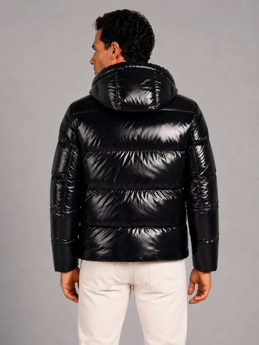 Piumino nero con cappuccio in nylon gloss lucido effetto lacca