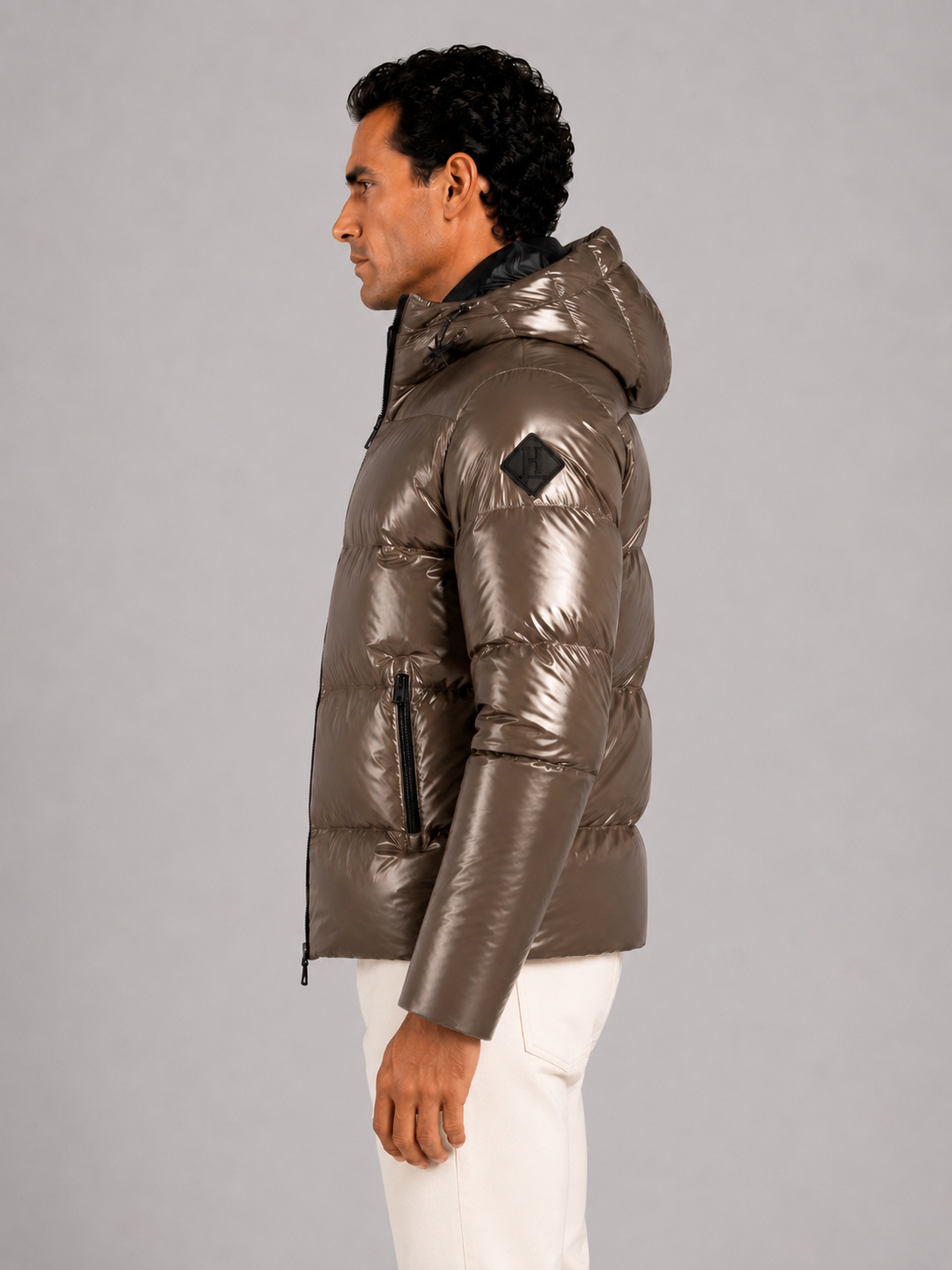 Piumino tortora scuro con cappuccio in nylon gloss lucido effetto lacca