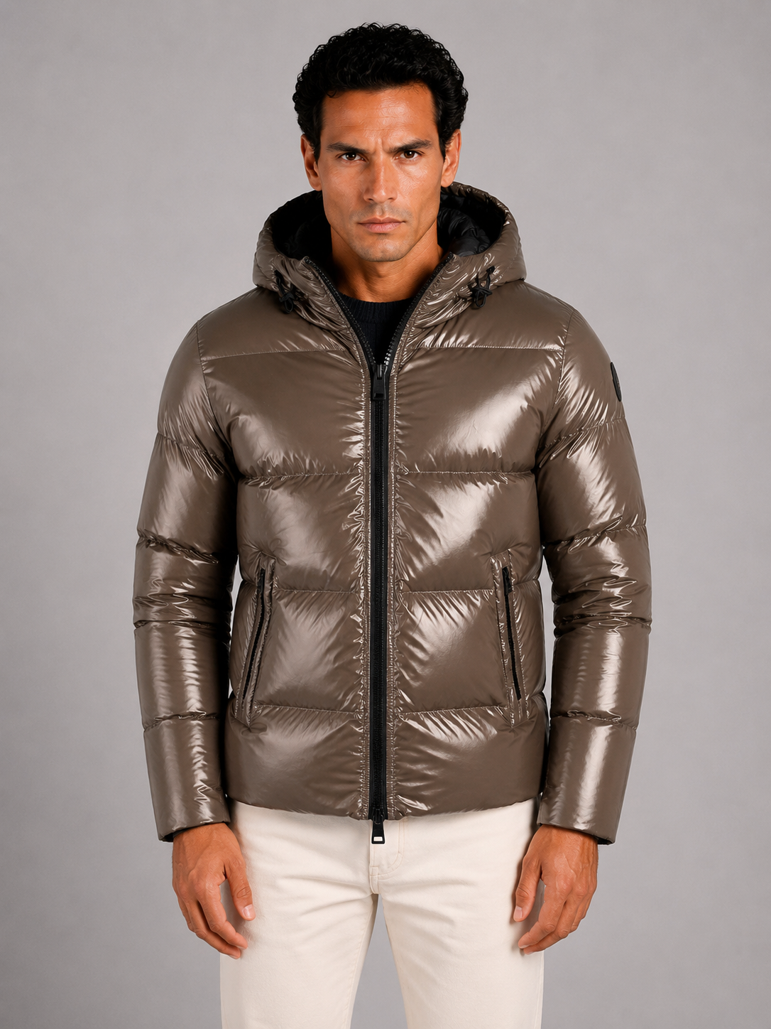 Piumino tortora scuro con cappuccio in nylon gloss lucido effetto lacca