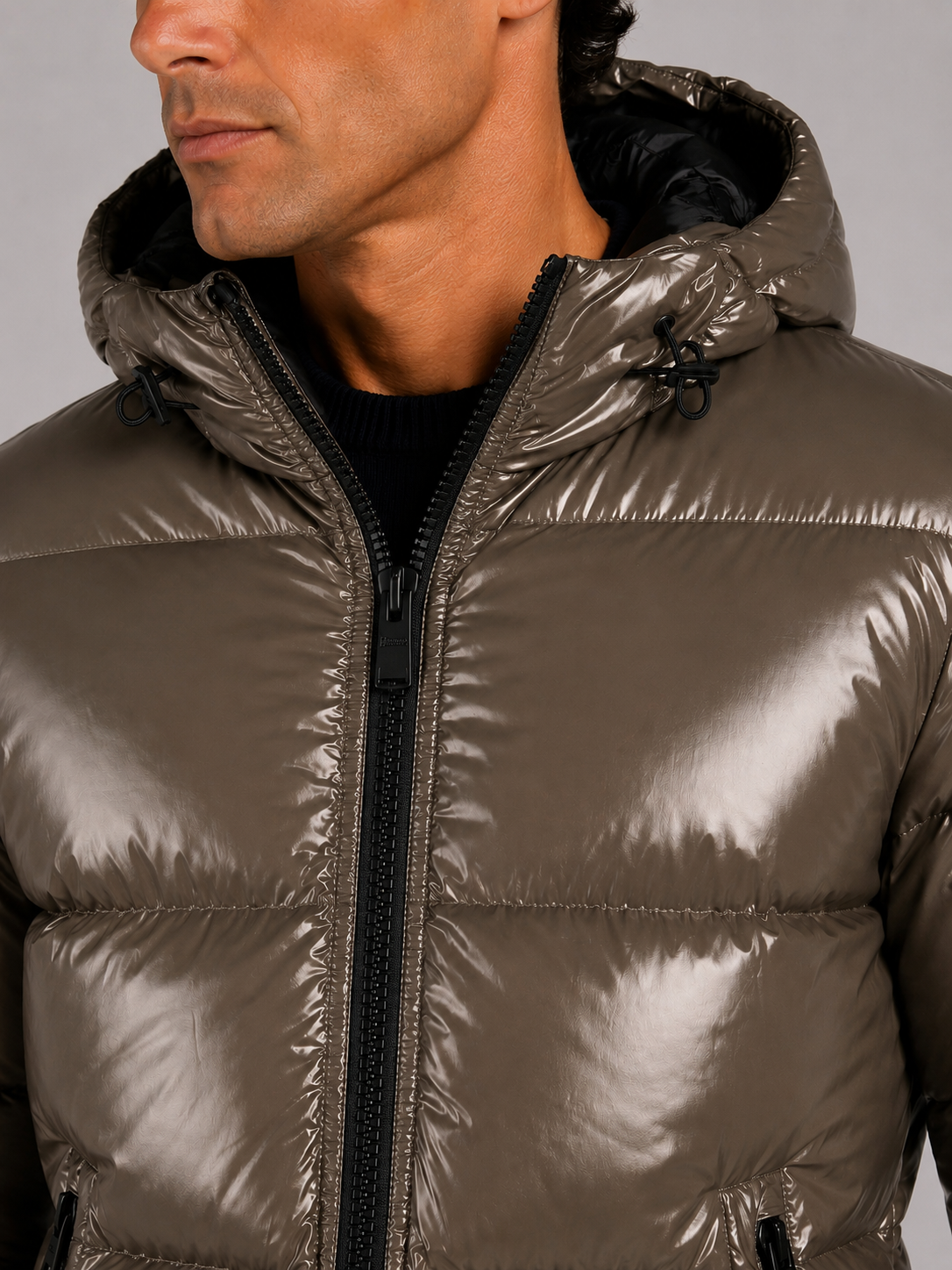 Piumino tortora scuro con cappuccio in nylon gloss lucido effetto lacca