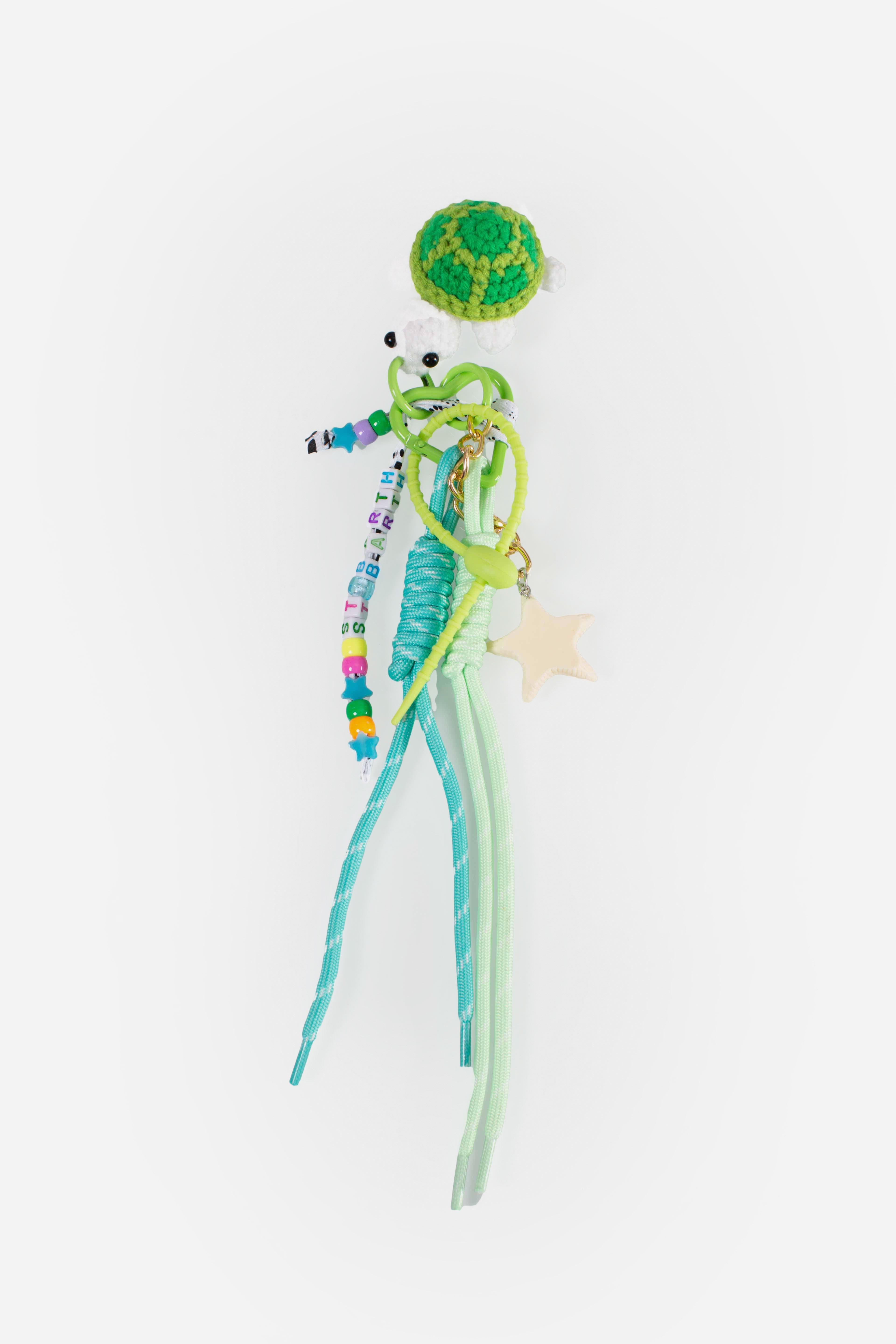 Funny Charm con tartaruga crochet, perline e cordini multicolore