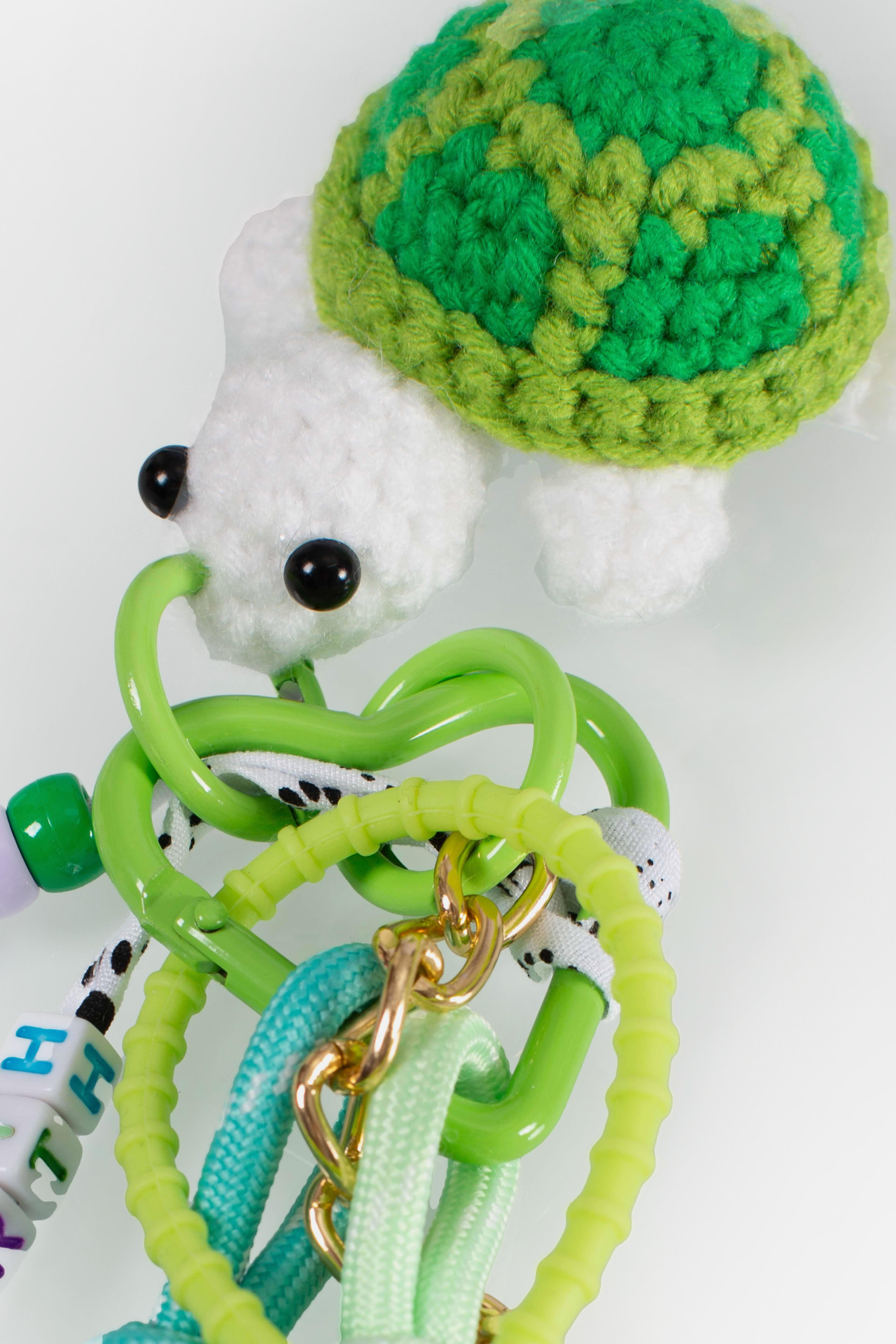 Funny Charm con tartaruga crochet, perline e cordini multicolore