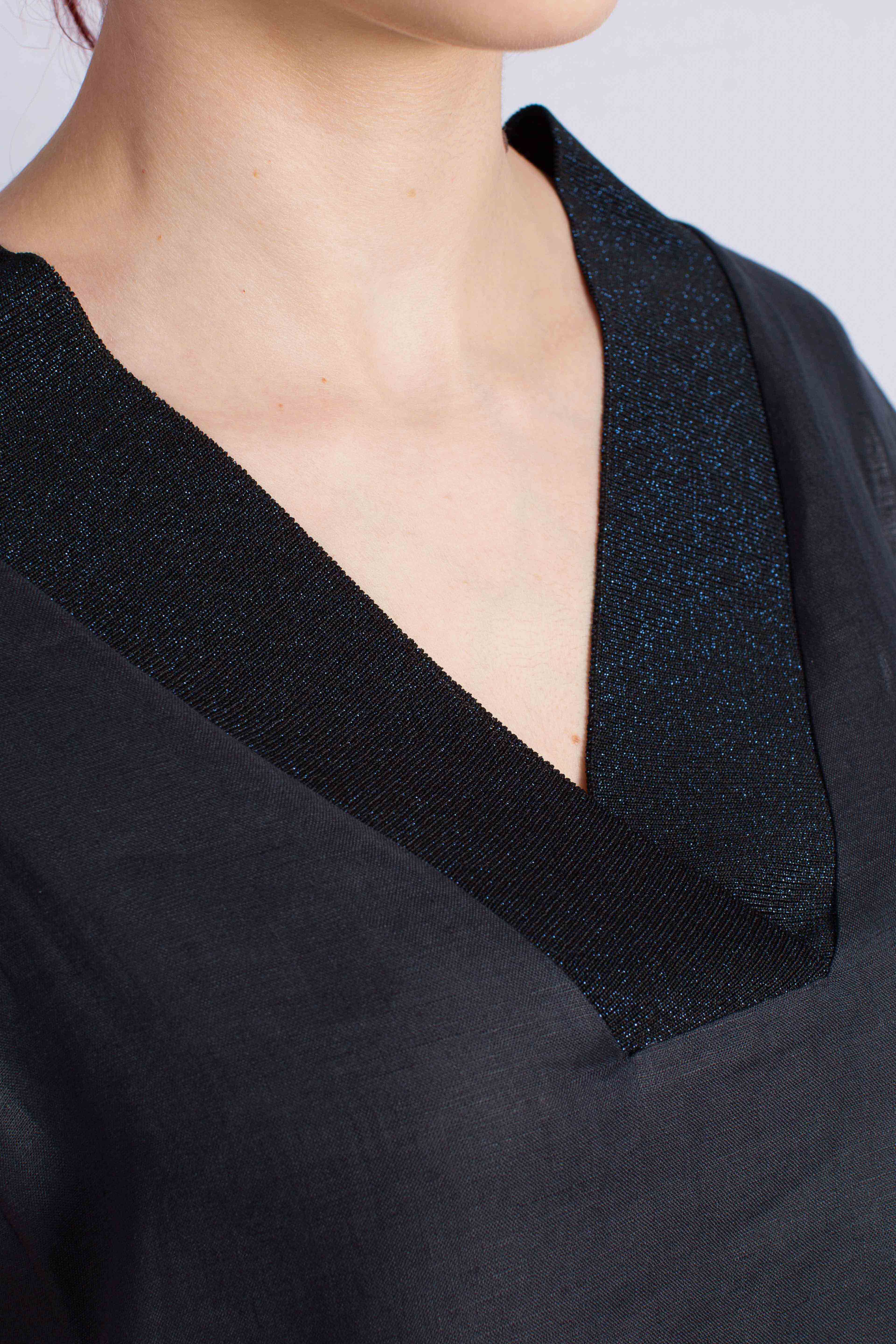 Top in lino con scollo V e dettaglio lurex blu