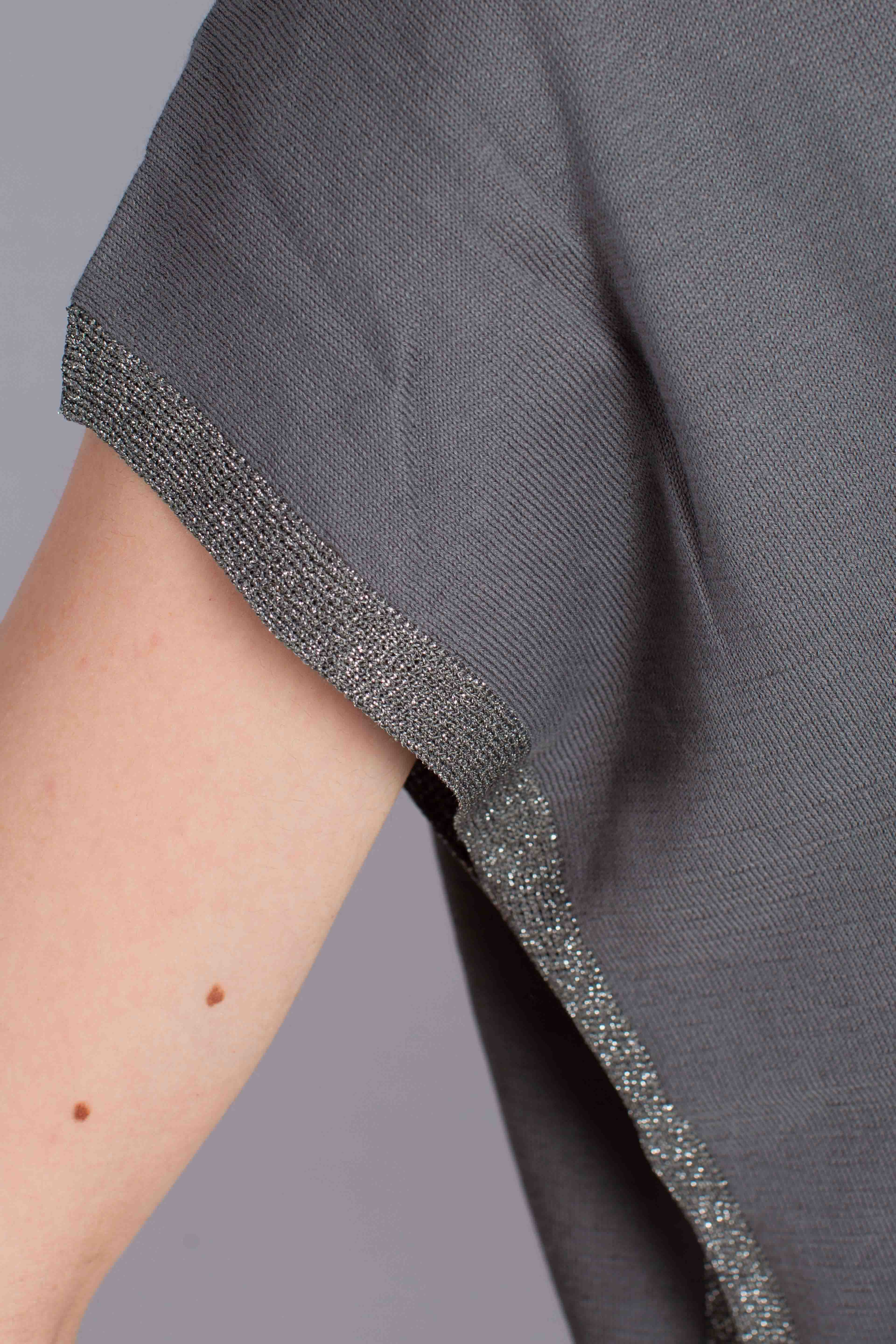 Maglia polo con scollo a V e profili lurex grigio