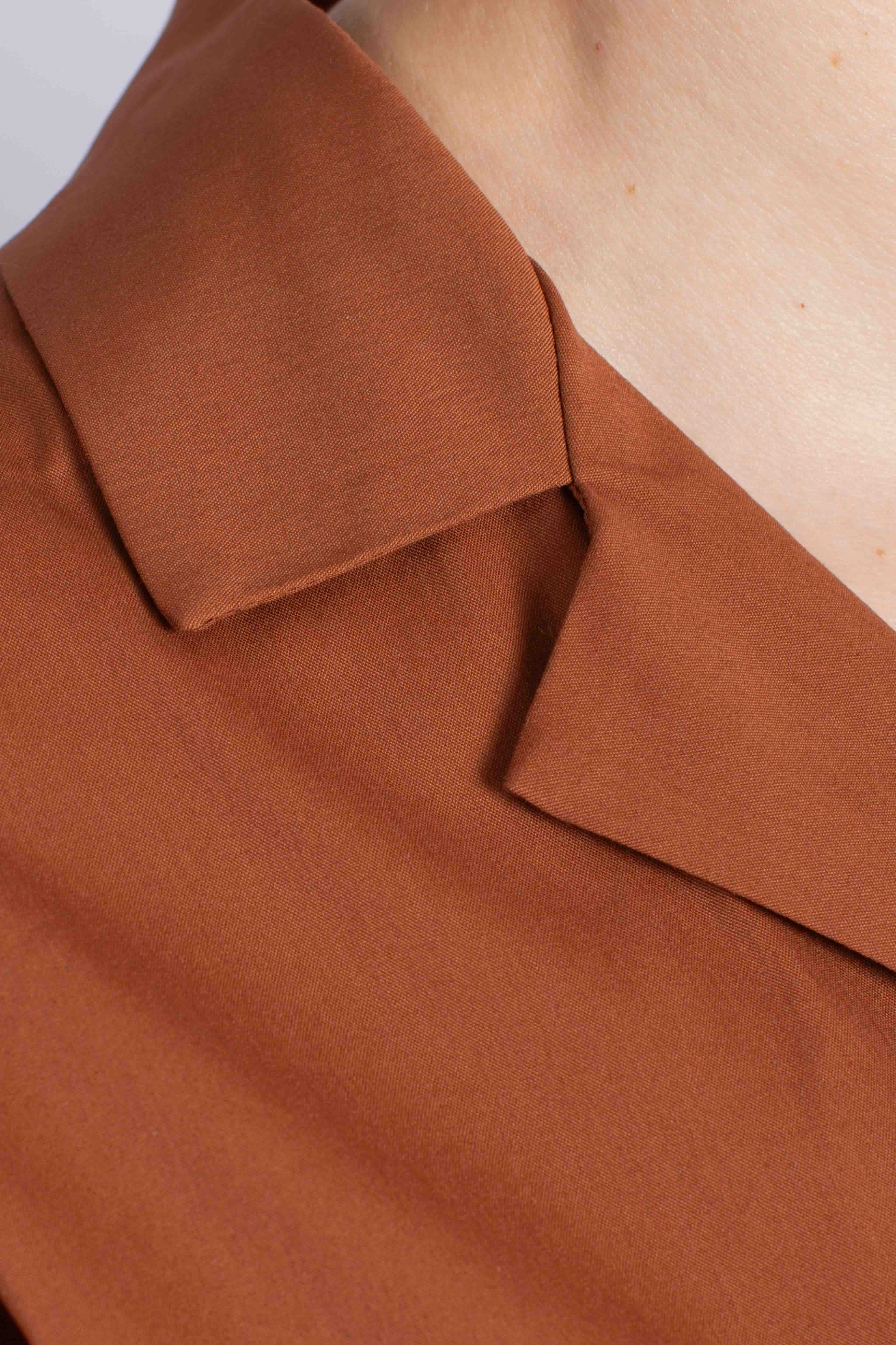 Abito midi chemisier con colletto e tasche tabacco