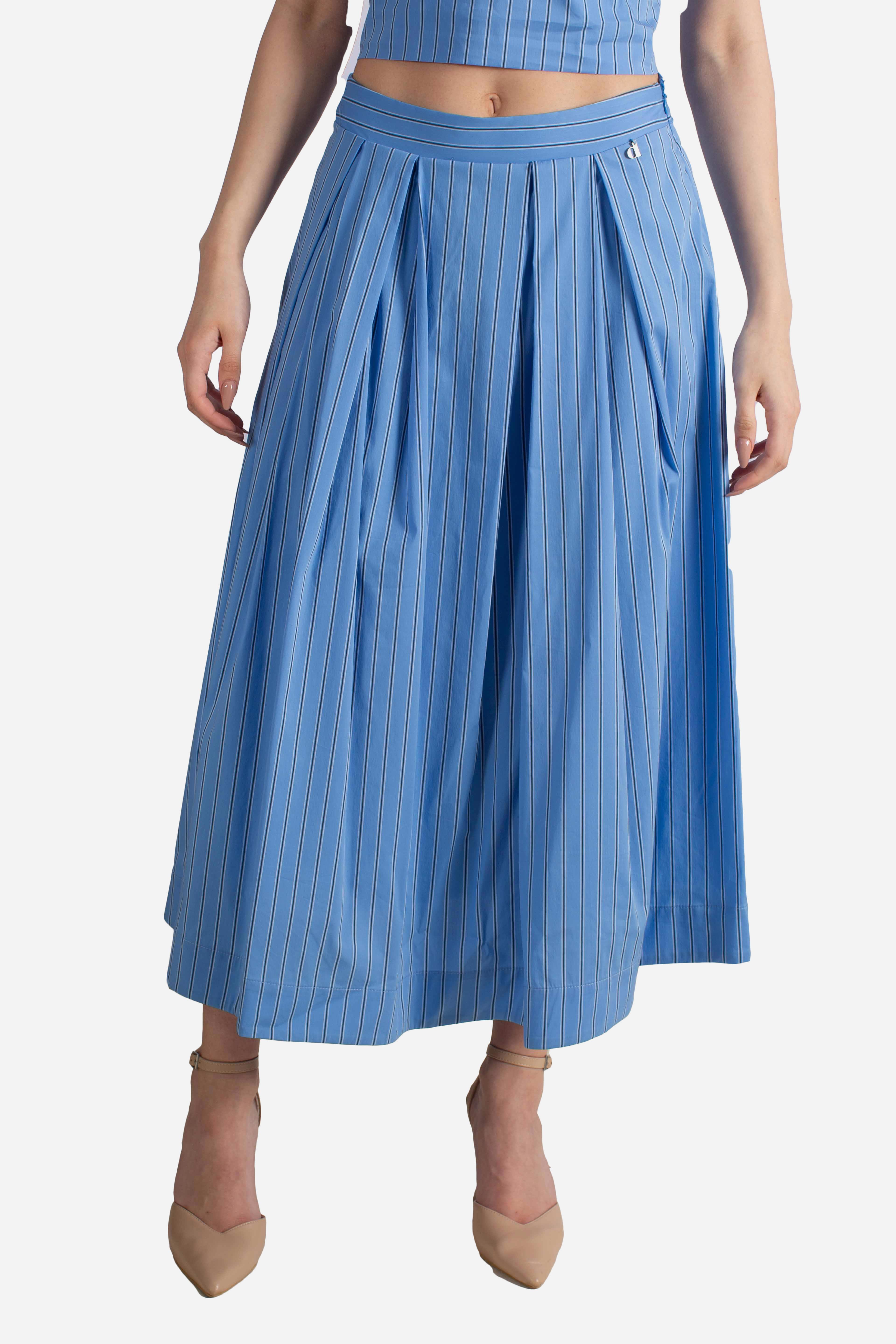 Gonna midi azzurra a righe con pieghe
