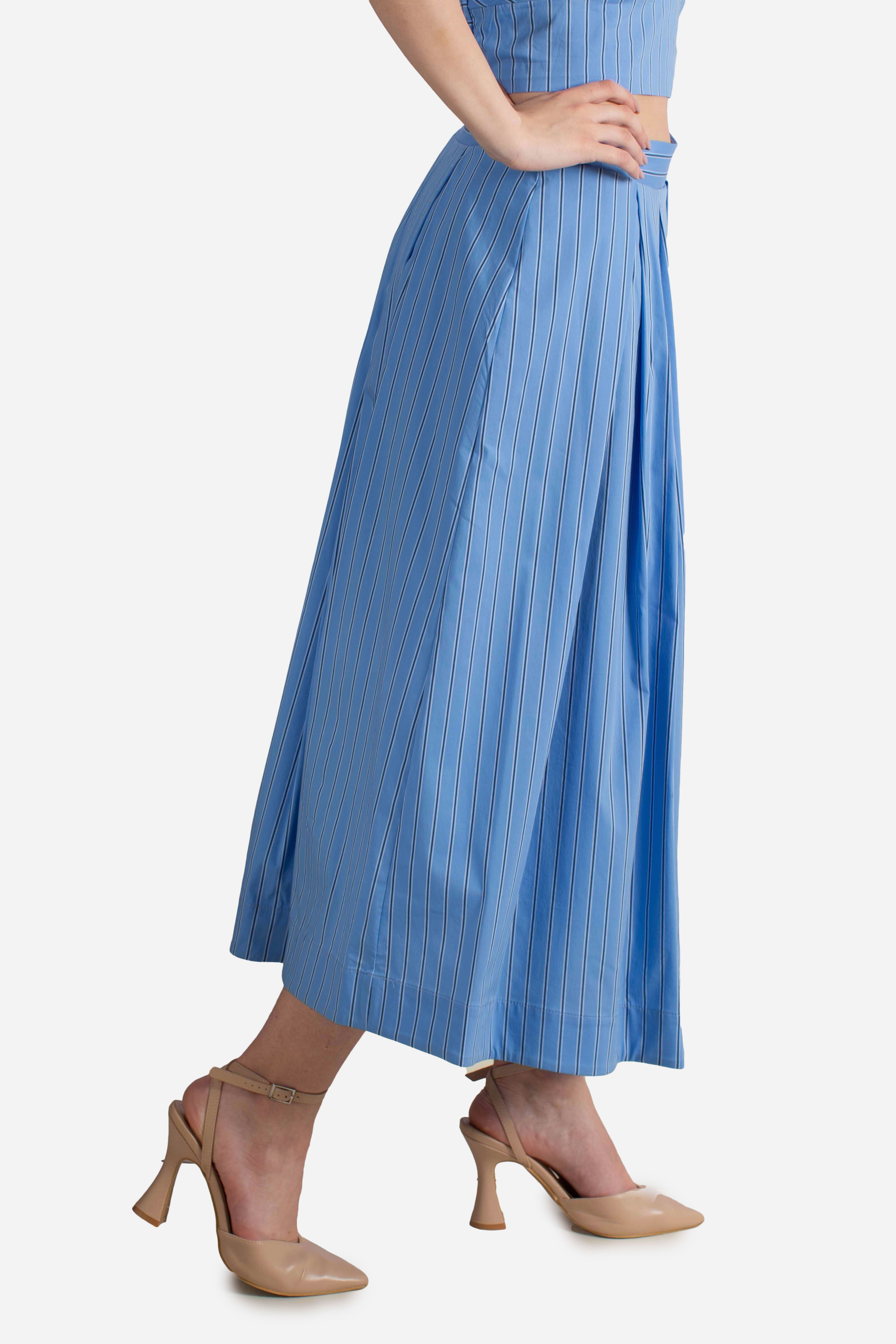 Gonna midi azzurra a righe con pieghe