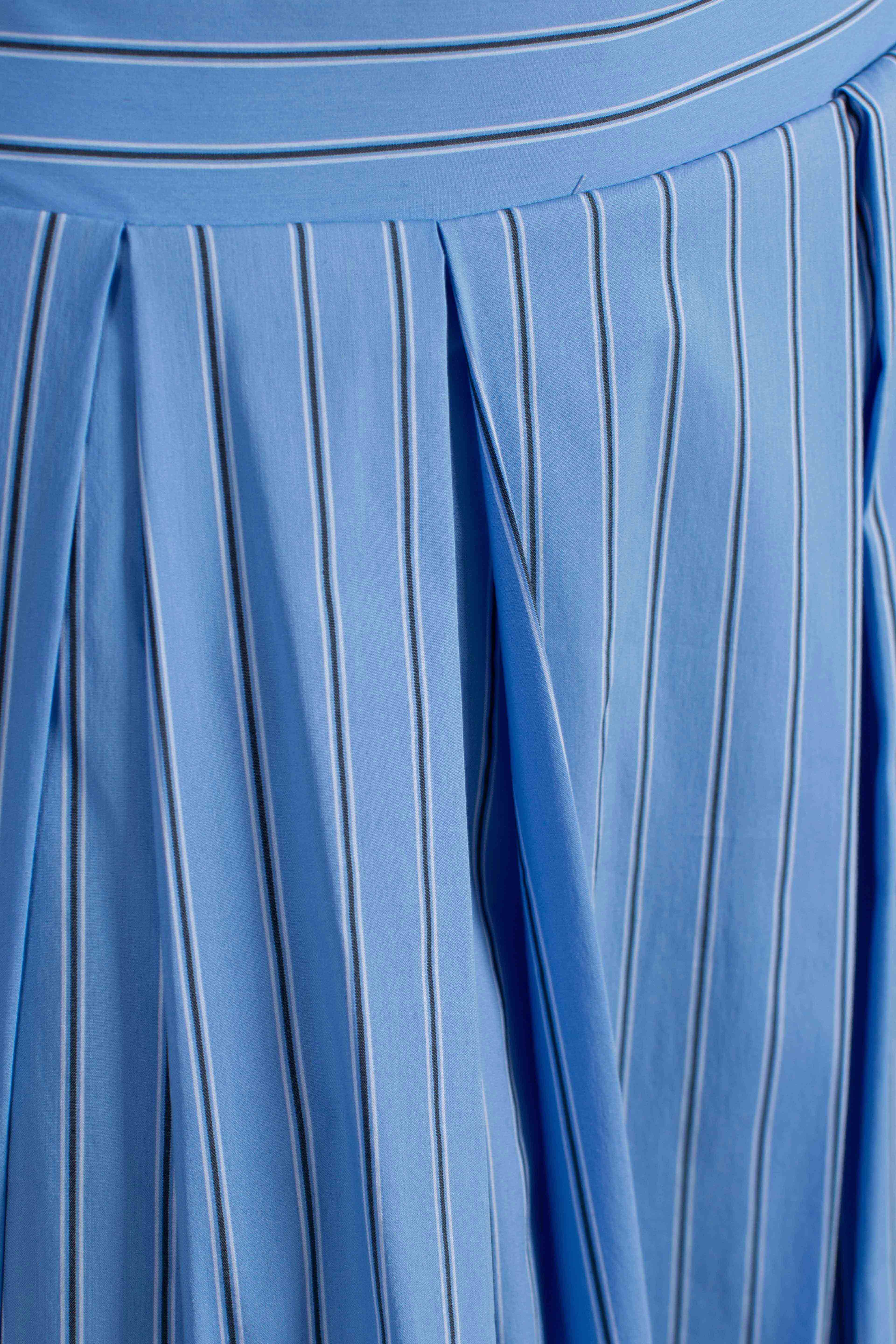 Gonna midi azzurra a righe con pieghe